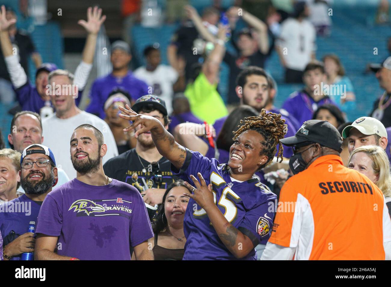 Donnerstag, 11. November 2021; Miami Gardens, FL USA; Baltimore Ravens vor dem Linebacker Tyus Bowser (54) spielte Catch mit den Fans während des Vorspiels wa Stockfoto