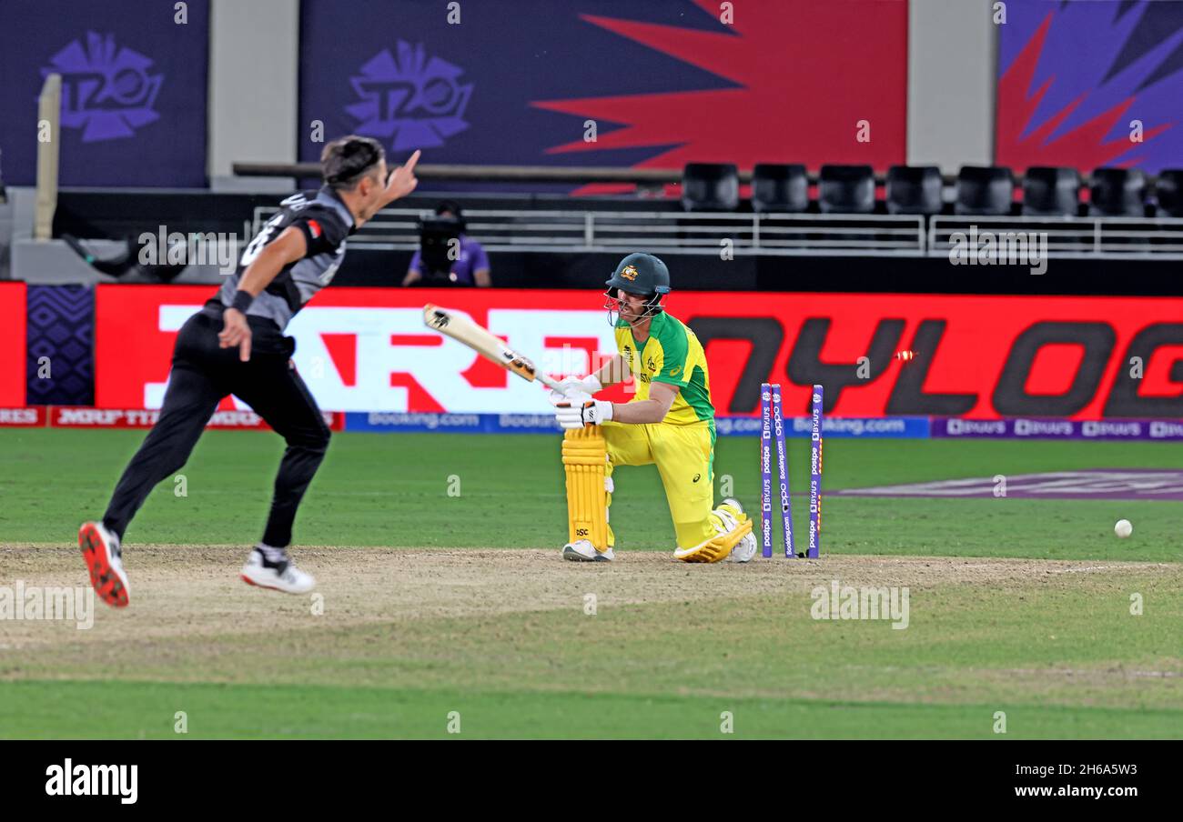 Dubai, VAE, 14, Nov 2021: ICC T20 Finals: Neuseeland gegen Australien: David Warner von Australien Clean Bold von Boult von NZ für 53 während der Finals im Dubai International Stadium am Sonntag. Bildnachweis: Seshadri SUKUMAR Stockfoto