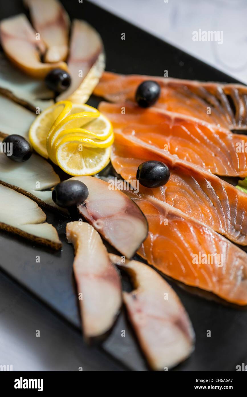 Verschiedene Vorspeisen Fischstücke auf einem Teller Stockfoto