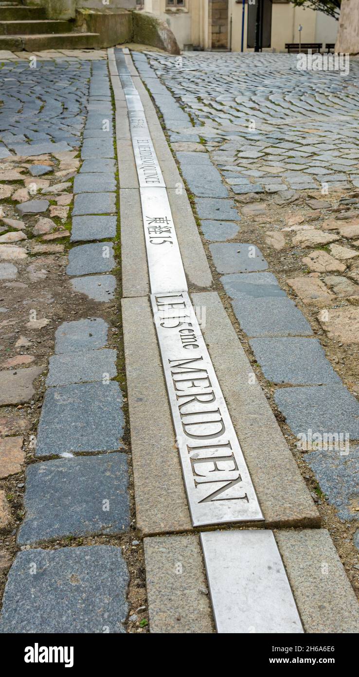 Marker in Straßenpflaster für den 15. Meridianöstgrad in der tschechischen Stadt jindrichuv Hradec eingebettet. Stockfoto