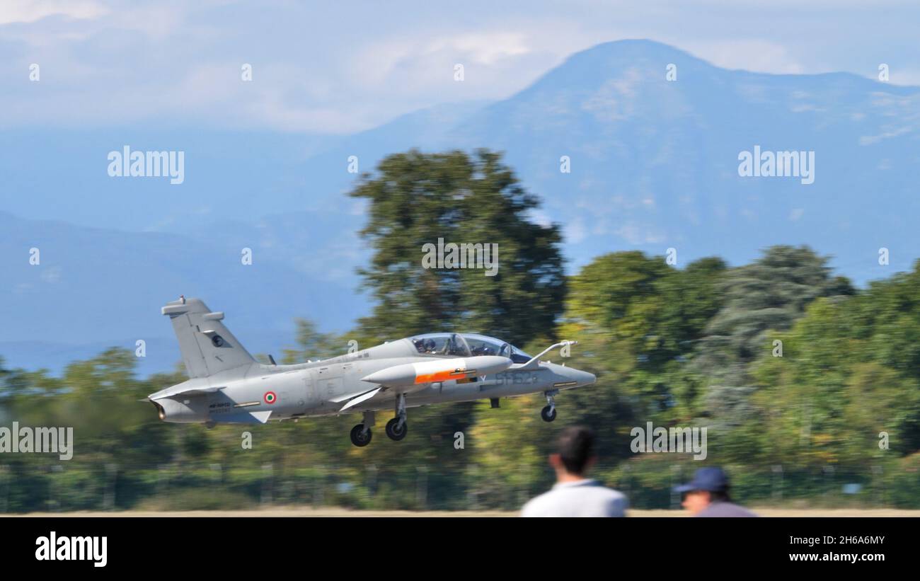 Udine, Italien SEPTEMBER, 18, 2021 Ausbildung neuer NATO-Militärpiloten auf modernen zwei-Sitze-Flugzeug. Aermacchi MB-339 der italienischen Luftwaffe Stockfoto