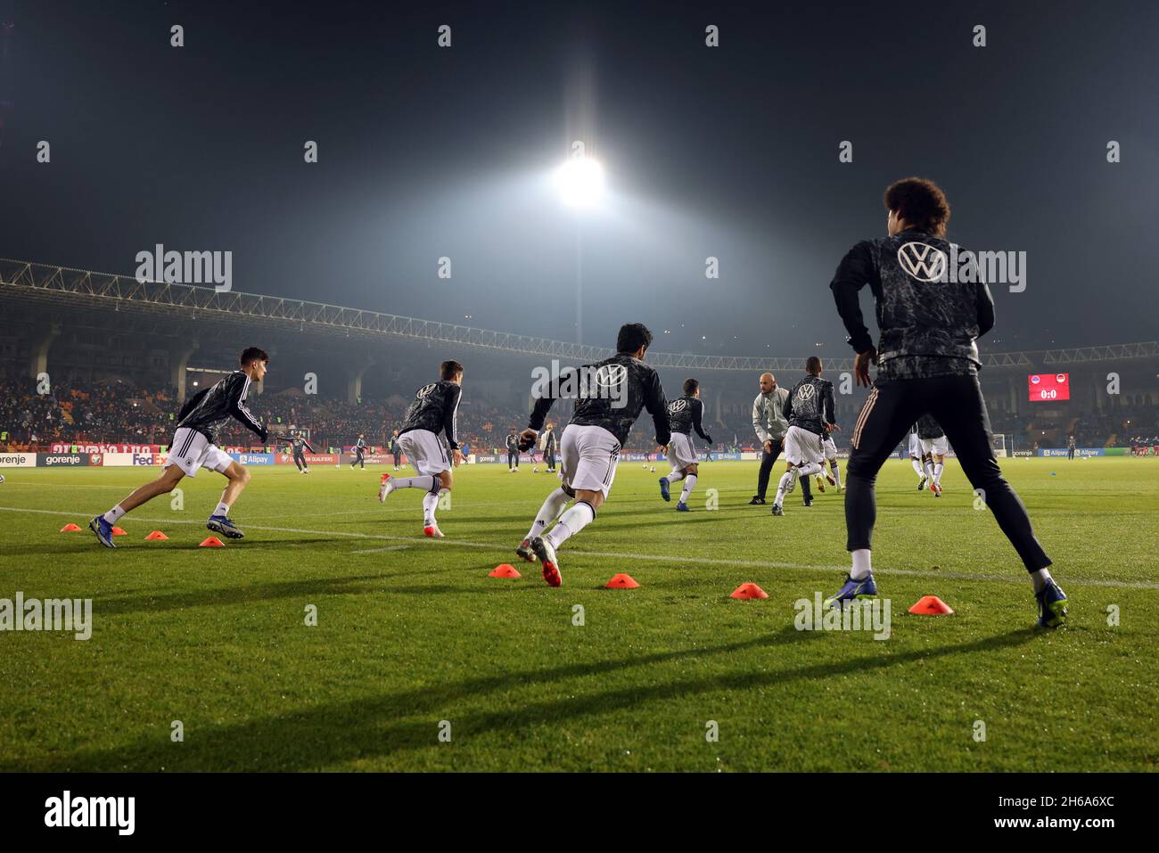 Eriwan, Armenien. November 2021. Fußball, WM-Qualifikation Europa, Armenien - Deutschland, Gruppenphase, Gruppe J, Matchday 10 im Vasken Sargsyan Republican Stadium. Die Spieler der deutschen Nationalmannschaft wärmen sich vor dem Spiel auf. Quelle: Christian Charisius/dpa/Alamy Live News Stockfoto