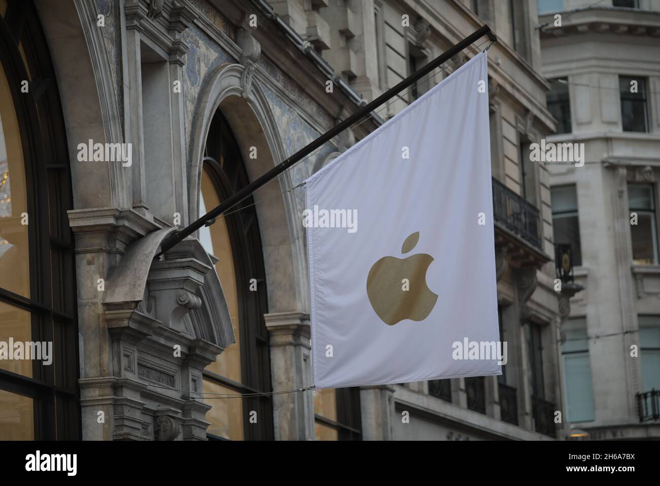 London, Großbritannien. November 2021. Das Foto vom 13. November 2021 zeigt das Logo der Apple Inc. In London, Großbritannien. Mehrere Chip-Unternehmen haben auf eine frühere Aufforderung der Vereinigten Staaten zur Bereitstellung vertraulicher Lieferketteninformationen reagiert, um den weltweiten Chipmangel besser zu verstehen, da die Frist am 8. November abgelaufen ist. Quelle: Tim Ireland/Xinhua/Alamy Live News Stockfoto