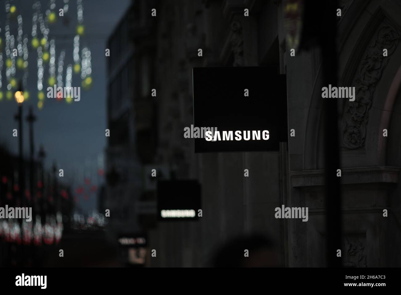 London, Großbritannien. November 2021. Das am 13. November 2021 aufgenommene Foto zeigt das Logo von Samsung auf der Oxford Street in London, Großbritannien. Mehrere Chip-Unternehmen haben auf eine frühere Aufforderung der Vereinigten Staaten zur Bereitstellung vertraulicher Lieferketteninformationen reagiert, um den weltweiten Chipmangel besser zu verstehen, da die Frist am 8. November abgelaufen ist. Quelle: Tim Ireland/Xinhua/Alamy Live News Stockfoto