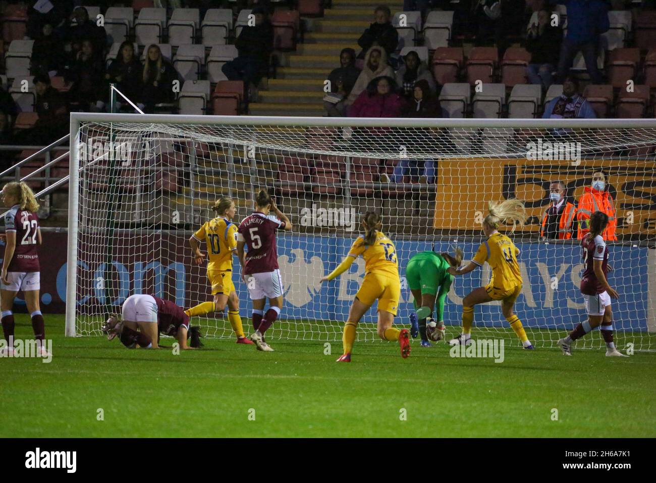 London, Großbritannien. November 2021. London, England, 14. November 2 Abbey-Leigh Stringer (4 West Ham Utd) beklagt ihr eigenes Tor während des FA Womens Super League Spiels zwischen West Ham Utd und Reading im Dagenham & Redbridge FC Stadion in London, England Quelle: SPP Sport Press Foto. /Alamy Live News Stockfoto