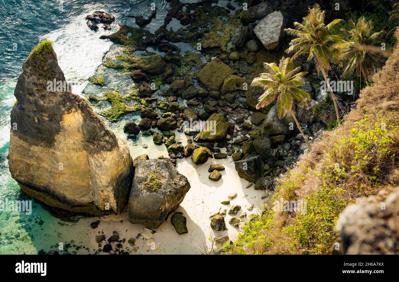 Blick von oben, atemberaubende Luftaufnahme eines weißen Sandstrandes, der von einem türkisfarbenen Meer umspült wird. Stockfoto