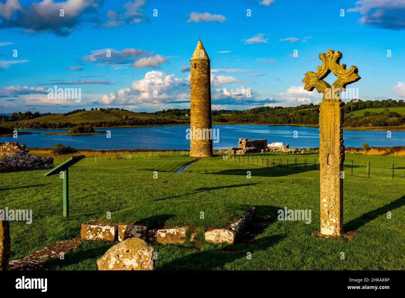 Die Ruinen einer Klosteranlage auf Devenish Island, County Fermanagh, Nordirland Stockfoto