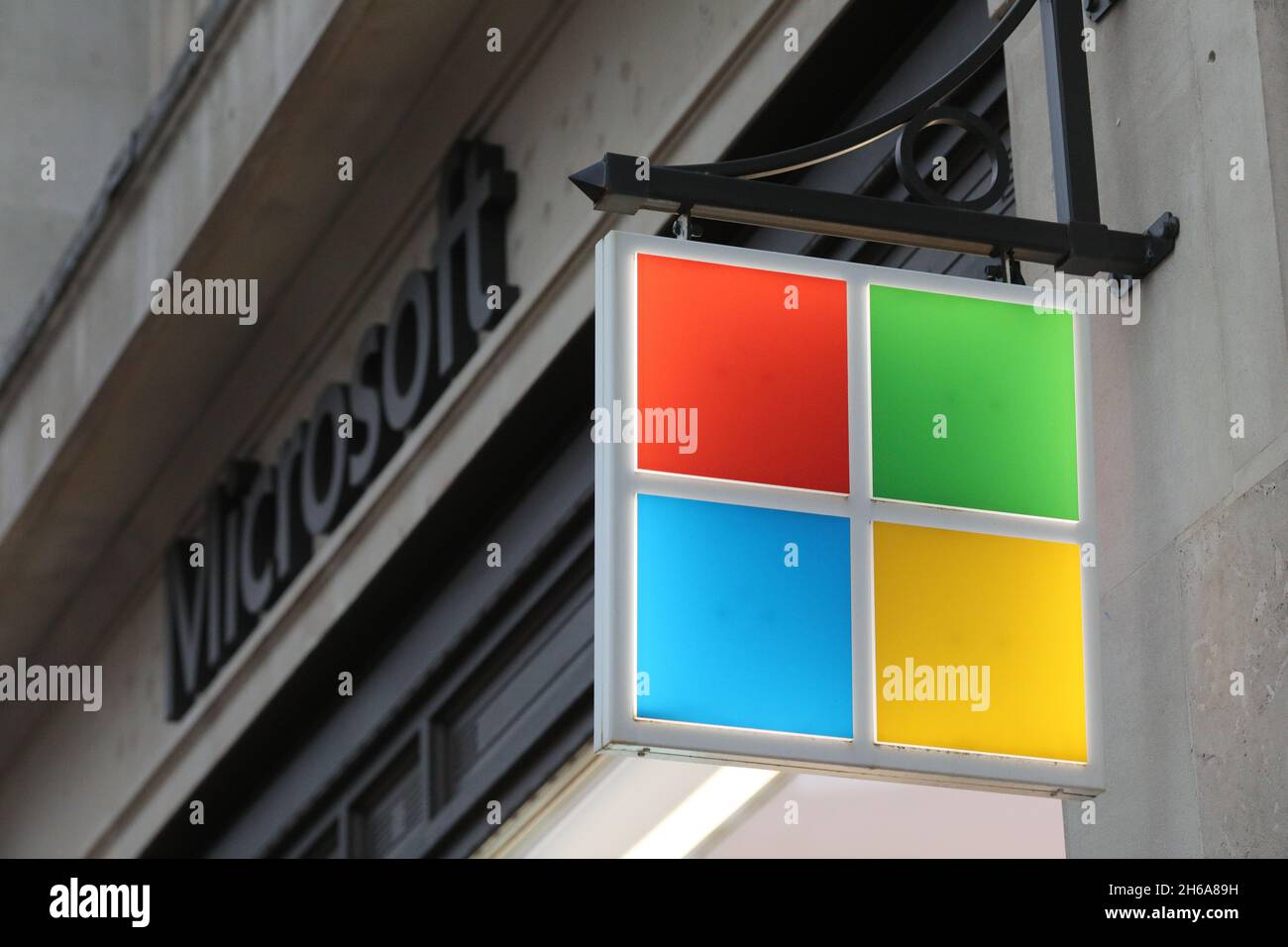 London, Großbritannien. November 2021. Das Foto vom 13. November 2021 zeigt das Logo von Microsoft in London, Großbritannien. Mehrere Chip-Unternehmen haben auf eine frühere Aufforderung der Vereinigten Staaten zur Bereitstellung vertraulicher Lieferketteninformationen reagiert, um den weltweiten Chipmangel besser zu verstehen, da die Frist am 8. November abgelaufen ist. Quelle: Tim Ireland/Xinhua/Alamy Live News Stockfoto