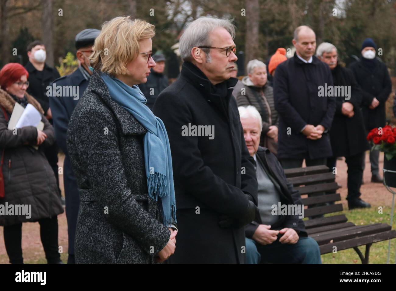 Eisenach, Deutschland. November 2021. Der Innenminister Thüringens, Georg Maier (SPD), und die Bürgermeisterin von Eisenach, Katja Wolf, gedenken der Toten auf dem Hauptfriedhof. In Thüringen wurden die Opfer von Krieg und Tyrannei am Gedenktag erinnert. Quelle: Martin Wichmann/Wichmann-TV/dpa/Alamy Live News Stockfoto