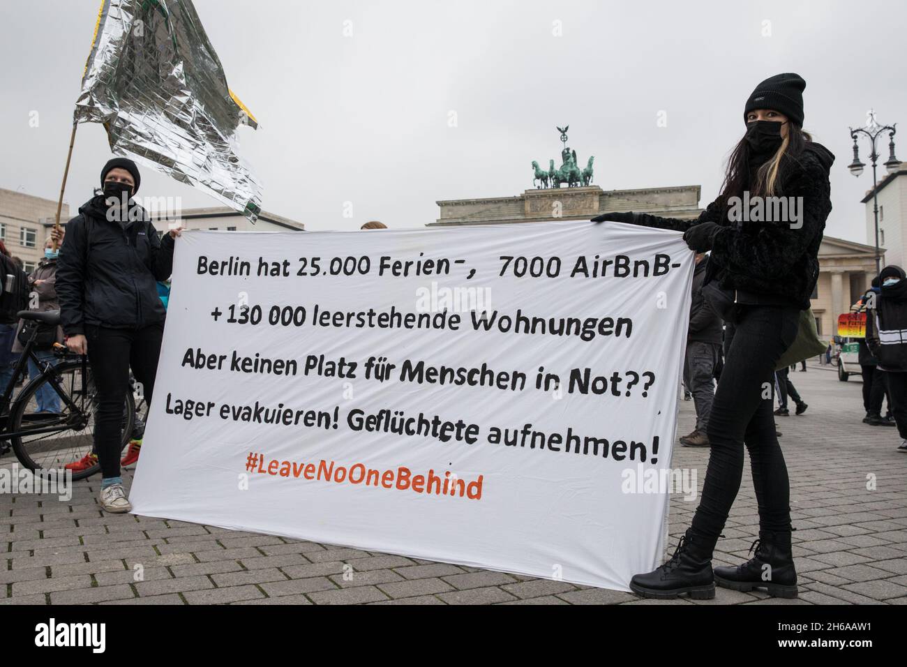 Berlin, Deutschland. November 2021. Am 14. November 2021 versammelten sich in Berlin Menschen, um gegen die Öffnung der Grenze zwischen Polen und Belarus und die Aufnahme von Flüchtlingen zu protestieren. (Foto: Michael Kuenne/PRESSCOV/Sipa USA) Quelle: SIPA USA/Alamy Live News Stockfoto