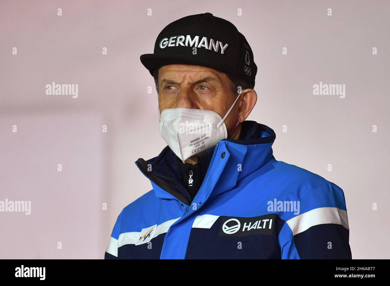 Trotz drei Impfungen - Alftons HOERMANN (DOSB-Präsident) wurde positiv auf Corona getestet. Archivfoto: DOSB-Präsident, alphons HOERMANN, mit Mundschutz FFP2, Maske. Einzelbild, zugeschnittenes Einzelmotiv, Porträt, Porträt, Porträt. Frauen Großschanze individuelles Skispringen, Frauen Skispringen, Grossschanze HS 137 auf 03.03.2021. FIS Nordische Skiweltmeisterschaften 2021 in Oberstdorf vom 22. Februar bis 7. März 2021. ¬ ¬ Stockfoto
