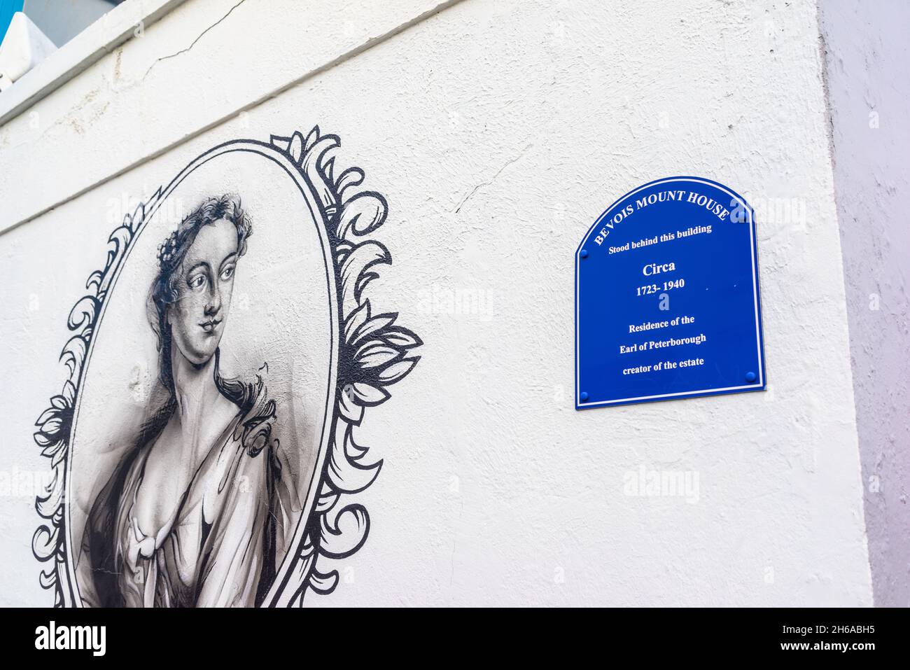 Blaue Plakette und Wandkunst vor der ehemaligen Residenz der englischen Opernsängerin Anastasia Robinson in Lodge Road, Southampton, England, Großbritannien Stockfoto