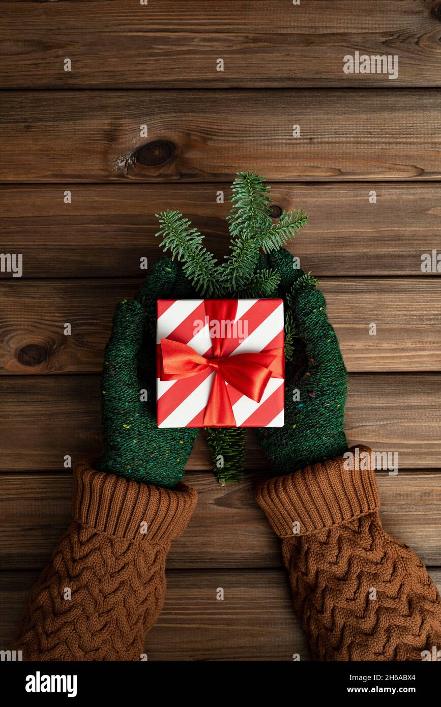 Weihnachtskarte mit Geschenkidee auf Holzhintergrund Stockfoto