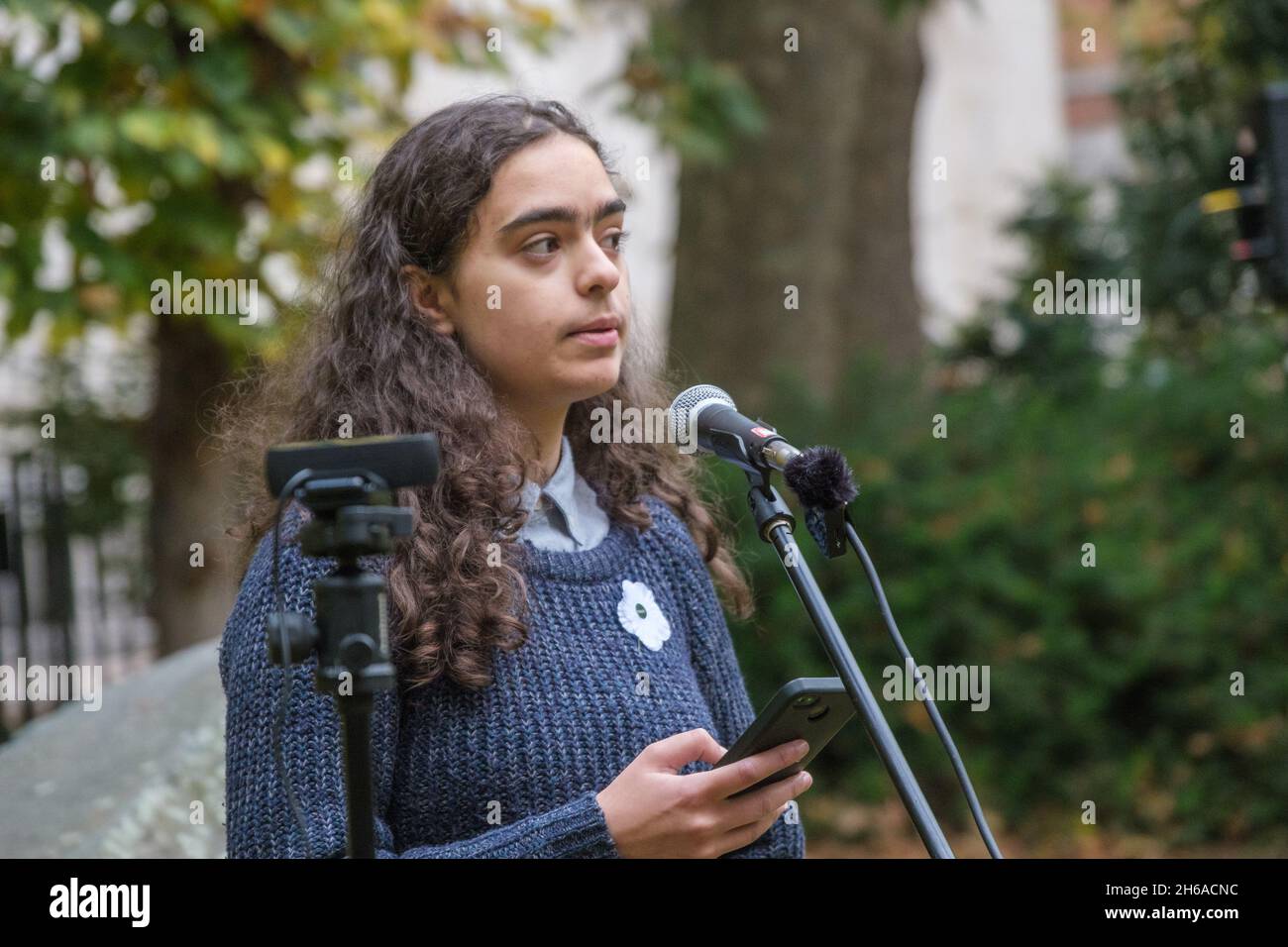 London, Großbritannien. November 2021. Anya Nanning Ramamurthy, Organisatorin der Londoner Jugendklimastreiks. Die von der Kampagne „Weißer Mohn für den Frieden“ auf dem Tavistock-Platz organisierte Nationale Gedenkzeremonie stellt sich den Ungerechtigkeiten des Krieges, erinnert an all seine Opfer, militärische und zivile, und steht für Frieden. Nachdem Sprecher von „Body Count“ im Irak und ein palästinensischer Aktivist darüber sprachen, in Jerusalem und Gaaza unter ständiger Bedrohung zu leben, kam es zu einem 2-minütigen Schweigen, bevor Kränze und weißer Mohn an der Gedenkstätte für Kriegsdienstverweigerer gelegt wurden. Peter Marshall/Alamy Live News Stockfoto