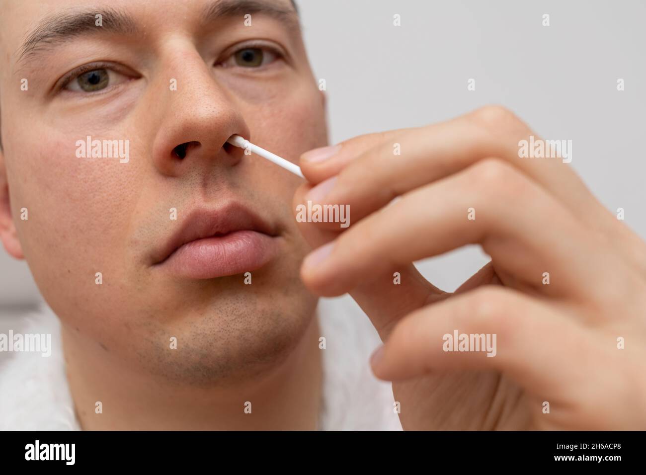 Junger Mann, der einen Selbsttest zur Vorbeugung von Covid 19 abgibt Stockfoto