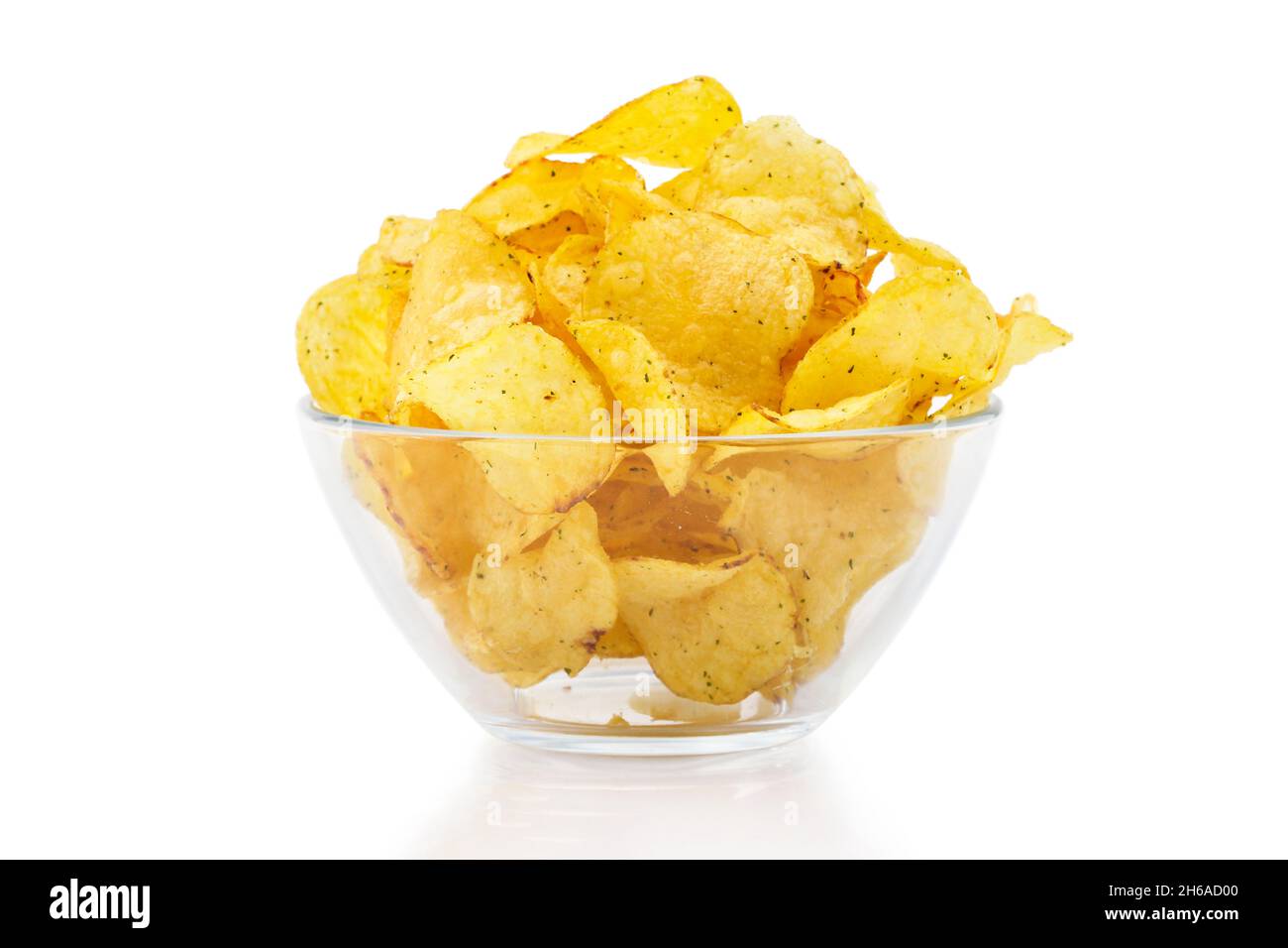 Kartoffelchips in Glasbecher isoliert auf weiß Stockfoto