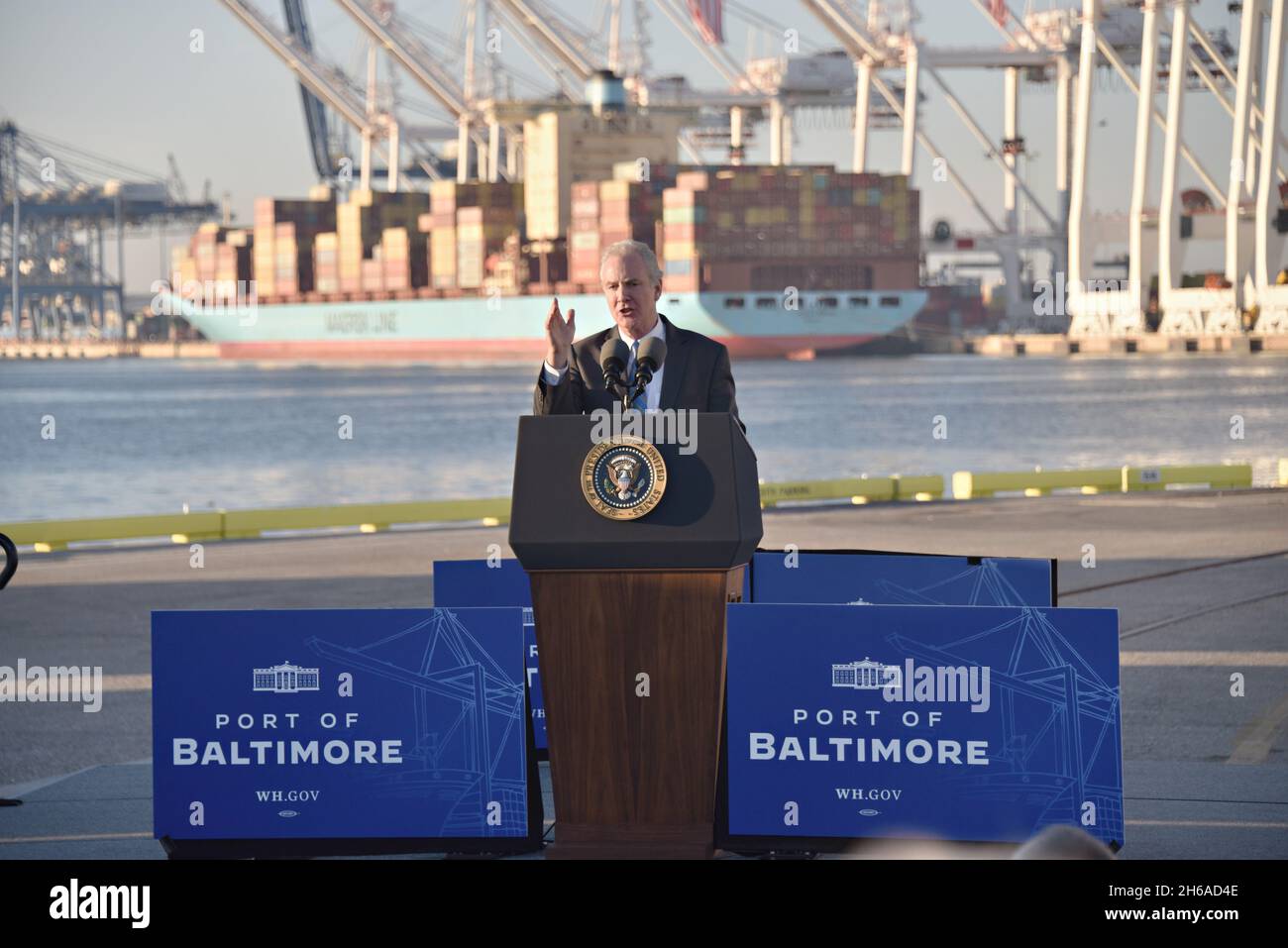 Baltimore, Usa. 10. November 2021. US-Präsident Joe Biden erörtert den Plan zur Verbesserung der Infrastruktur und zur Beseitigung von Versorgungsengpässen bei einem Besuch im Hafen von Baltimore am 10. November 2021 in Baltimore, Maryland. Kredit: Patrick Siebert/Maryland Gouverneursbüro/Alamy Live Nachrichten Stockfoto