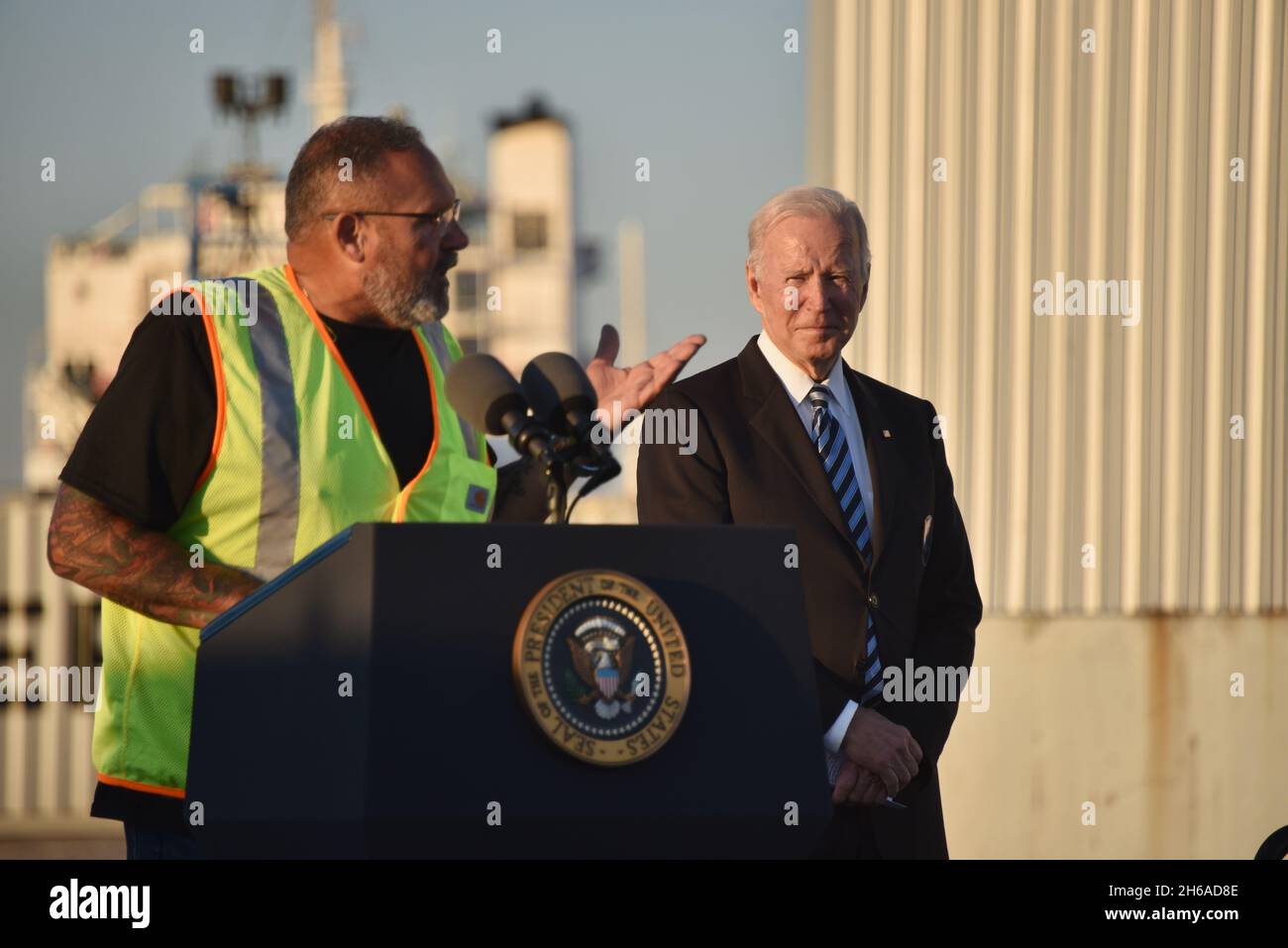 Baltimore, Usa. 10. November 2021. Der Hafenarbeiter Tony Revels stellt Präsident Joe Biden während eines Besuchs im Hafen von Baltimore am 10. November 2021 in Baltimore, Maryland, vor. Kredit: Joe Andrucyk/Maryland Gouverneursbüro/Alamy Live Nachrichten Stockfoto