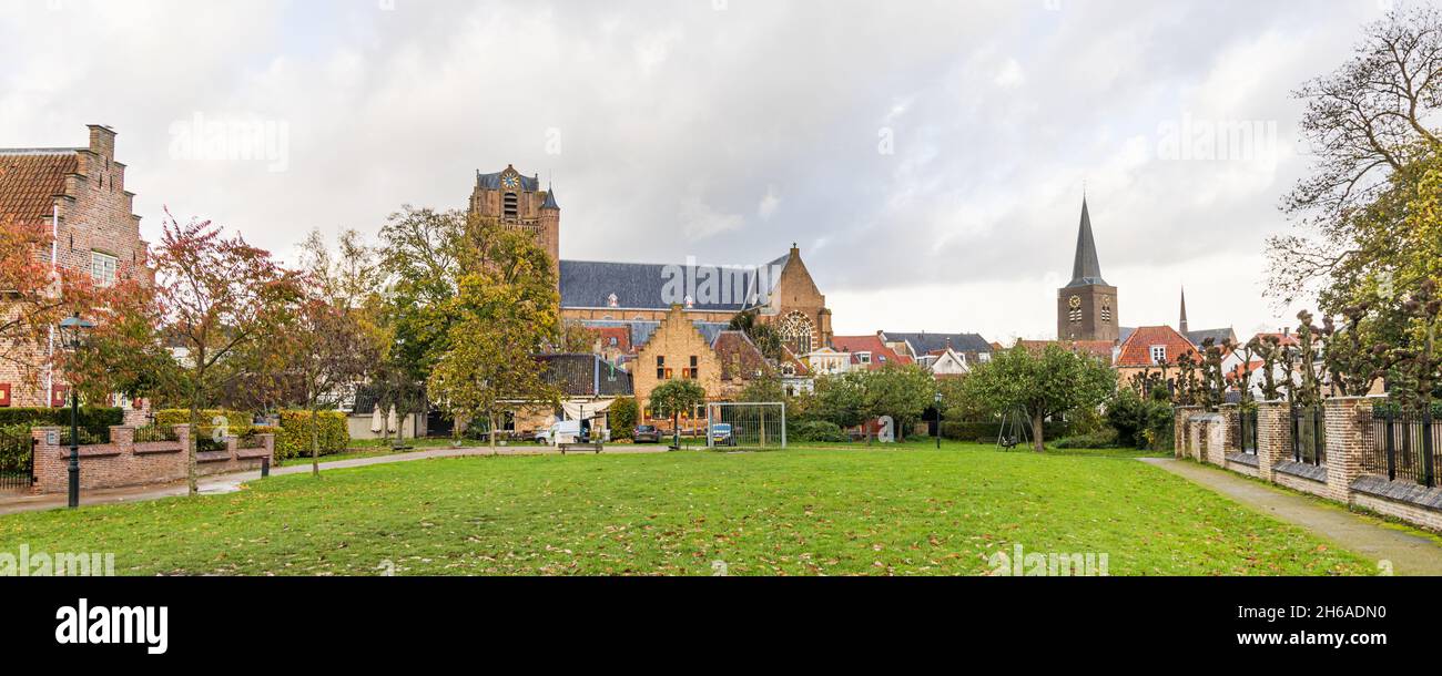 Stadtbild mit katolischen und protestantischen Kirchen Wijk bij Duurstede, Utrecht in den Niederlanden Stockfoto