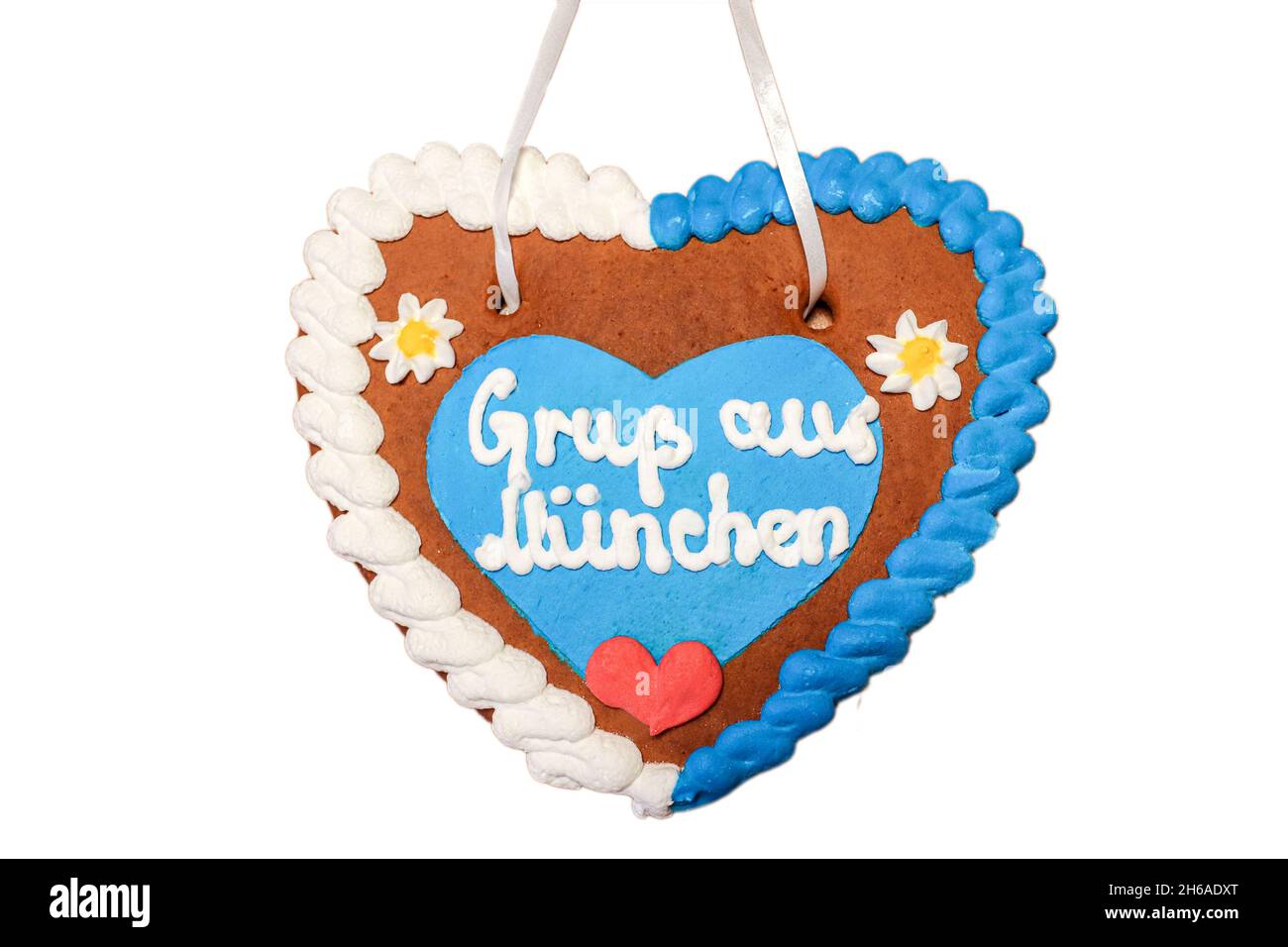 Lebkuchenherz mit schriftlichem Slogan: Grüße aus München, bayerisches Symbol und Münchner Wahrzeichen, Lebkuchenbonbon isoliert auf weißem Hintergrund, Bains Stockfoto