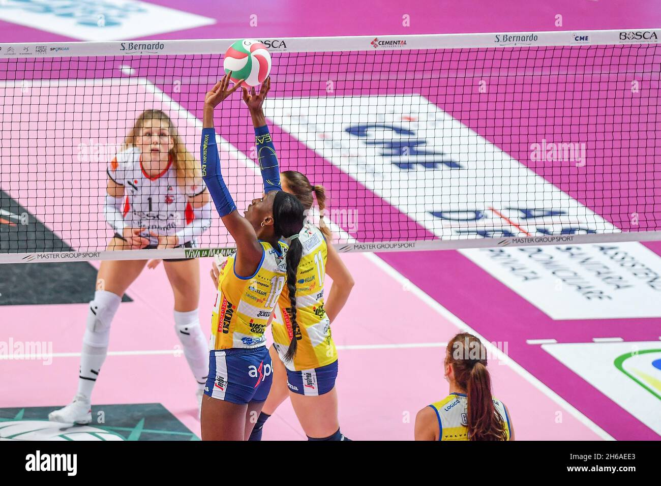 Cuneo, Italien. November 2021. Paola Egonu (imoco Conegliano) während der Bosca S.Bernardo Cuneo gegen Imoco Volley Conegliano, Volleyball Italienische Serie A1 Frauenspiel in Cuneo, Italien, November 14 2021 Quelle: Independent Photo Agency/Alamy Live News Stockfoto