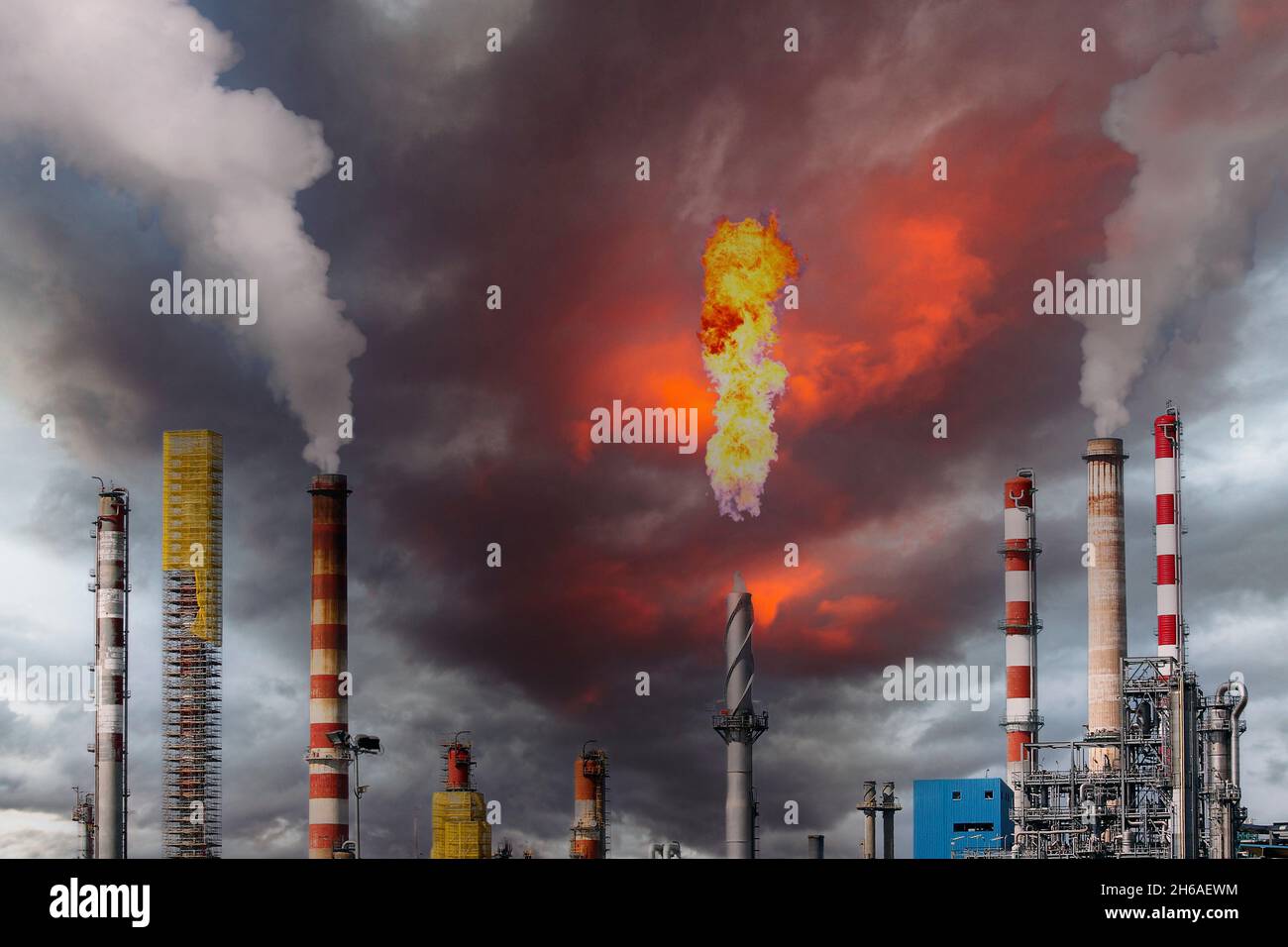 Feuer von einer Gasbrenner und Rauch in der chemischen Industrie, Verschmutzung und globale Erwärmung Stockfoto