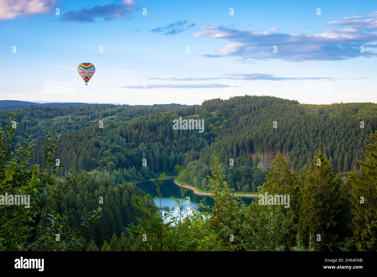 Heißluftballon, der die letzten Sonnenstrahlen des Tages genießt. Stockfoto