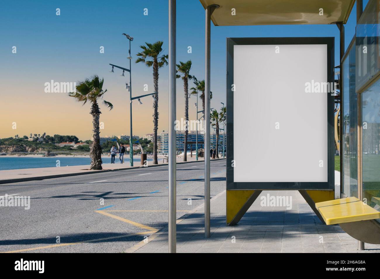 Leere Anzeige in eine Bushaltestelle, direkt am Meer Stockfoto