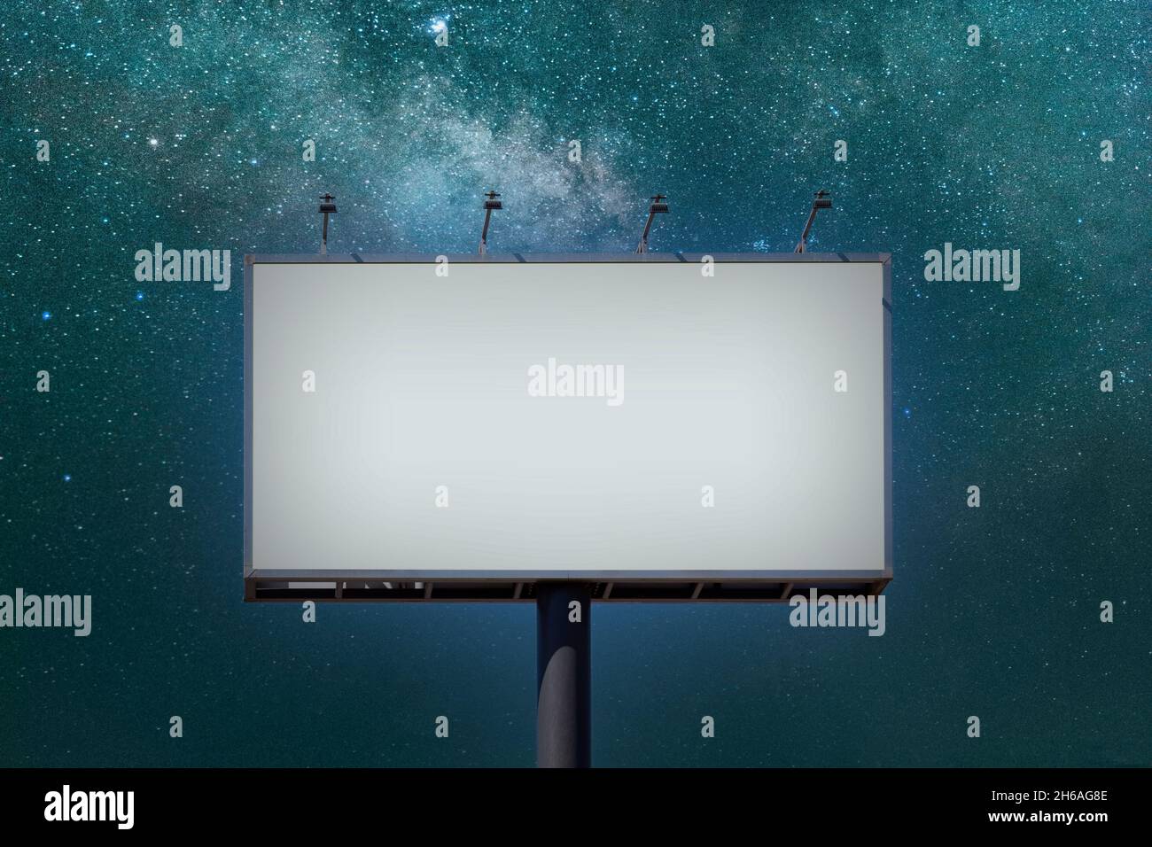 Leere Plakatwand, die für Werbung gegen Sterne in der Nacht vorgetäuschelt wurde Stockfoto