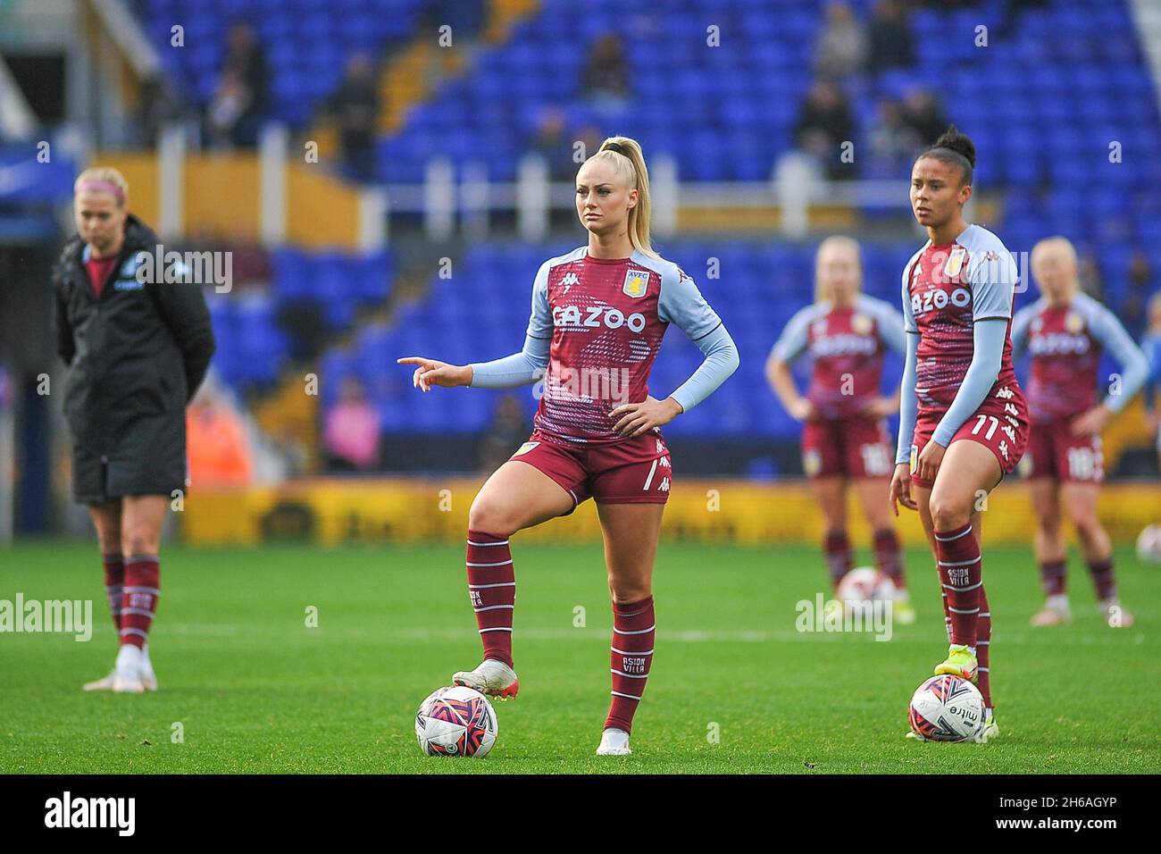 Alisha Lehmann (7 Aston Villa) beim Aufwärmen während des Womens Super League Spiels zwischen Birmingham City und Aston Villa im St Andrews Stadium in Birmingham, England Karl W Newton/Sports Press Photo Stockfoto