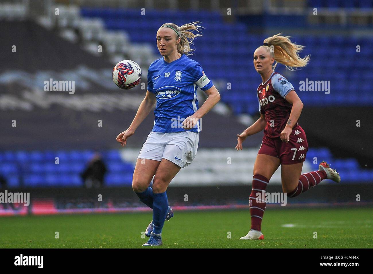 Louise Quinn (Birmingham City 4) schützt den Ball vor der Verfolgung von Alisha Lehmann (7 Aston Villa) während des Womens Super League-Spiels zwischen Birmingham City und Aston Villa im St Andrews Stadium in Birmingham, England Karl W Newton/Sports Press Photo Stockfoto