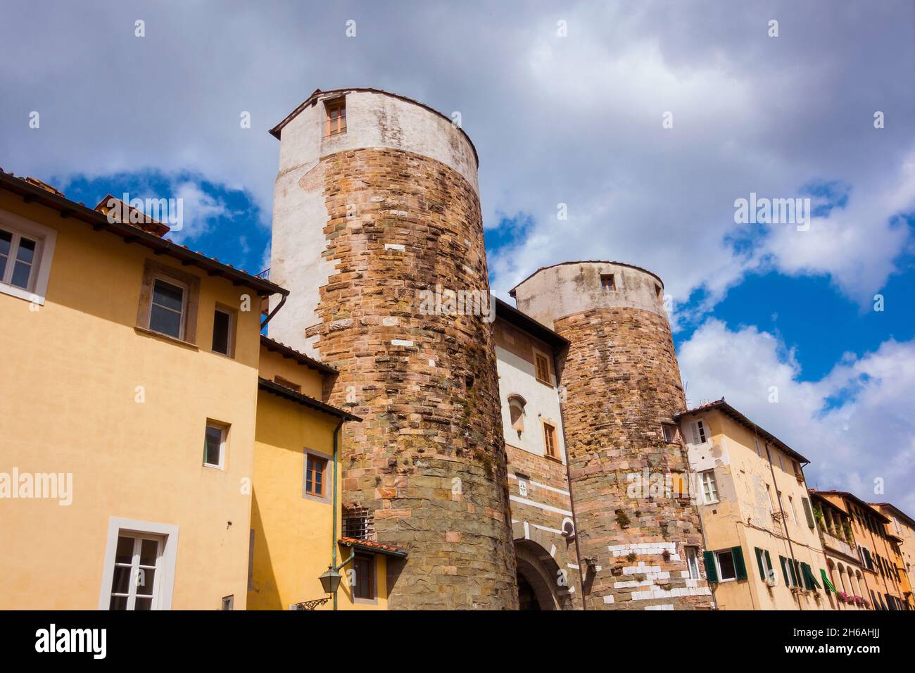 Porta San Gervasio (St. Gervasius) alte Ruinen in Lucca. Dieses Stadttor wurde im Jahre 1255 errichtet und ist einer der letzten verbliebenen Teile der mittelalterlichen Stadtmauer Stockfoto