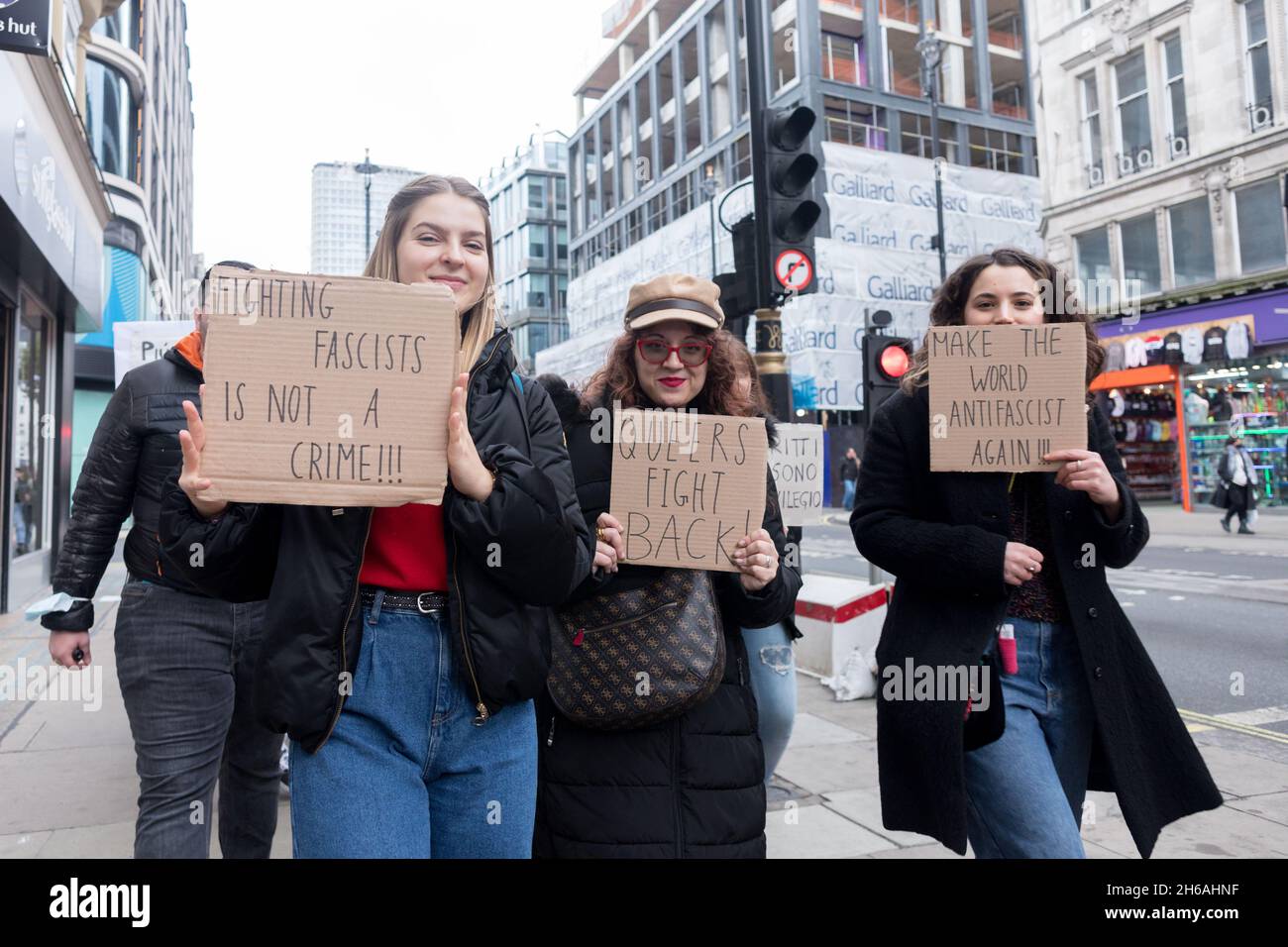 London, Großbritannien. November 2021. Demonstranten sahen Plakate mit den Aufschrift "Faschisten zu bekämpfen ist kein Verbrechen", "Queers fight back" und "die Welt wieder antifaschistisch machen" während des protest.Organized von Wake Up Italia marschierten die Italiener in London entlang der Oxford Street, um gegen die jüngste Ablehnung des DDL Zan Bill durch die italienische Regierung zu protestieren. Der Gesetzesentwurf versucht, die Rechte von Trans- und Queer-Rechten zu schützen, indem er Diskriminierung und Anti-Homophobie-Verhalten bestraft. Kredit: SOPA Images Limited/Alamy Live Nachrichten Stockfoto