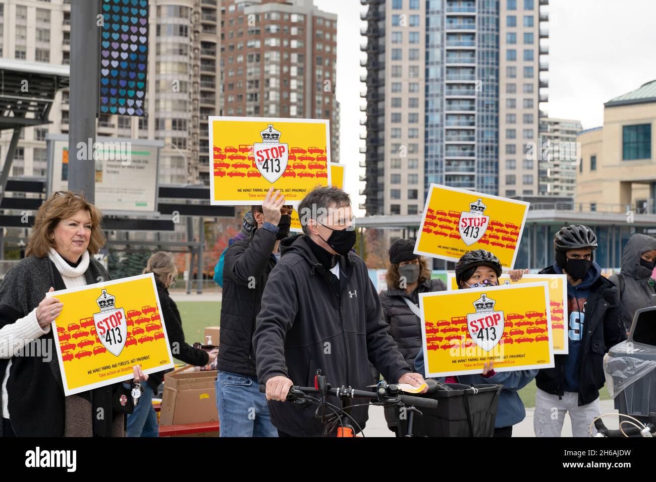 Ratsmitglied Carolyn Parrish von Mississauga und Bewohner halten Zeichen aus Protest gegen den von Ontario vorgeschlagenen Highway 413, Haltestelle 413, November 13 2021 Stockfoto