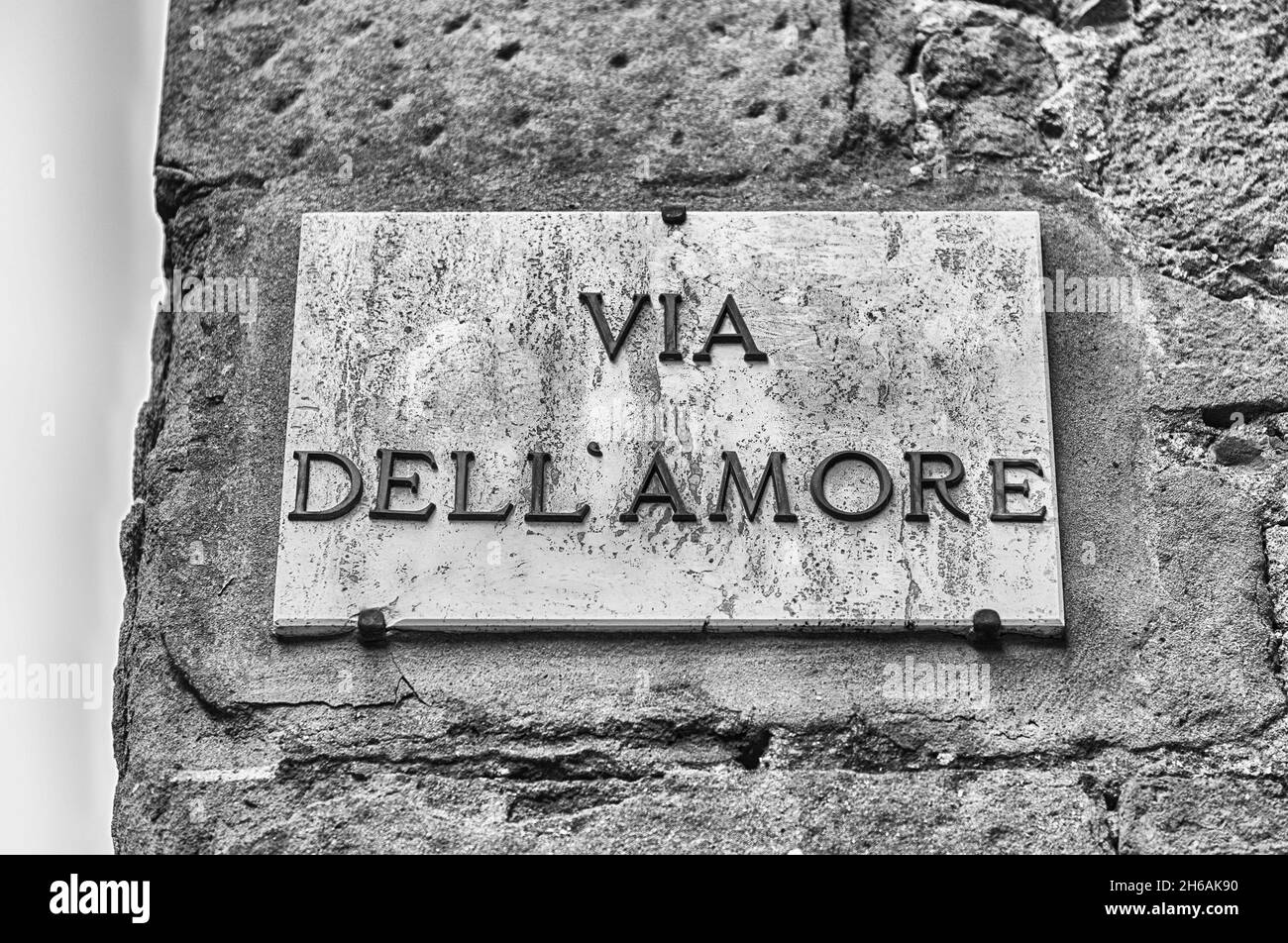 PIENZA, ITALIEN - JUNI 23: Straßenschild für Via dell'Amore, malerische Straße im Stadtzentrum von Pienza, Provinz Siena, Italien, wie am 23. Juni zu sehen Stockfoto