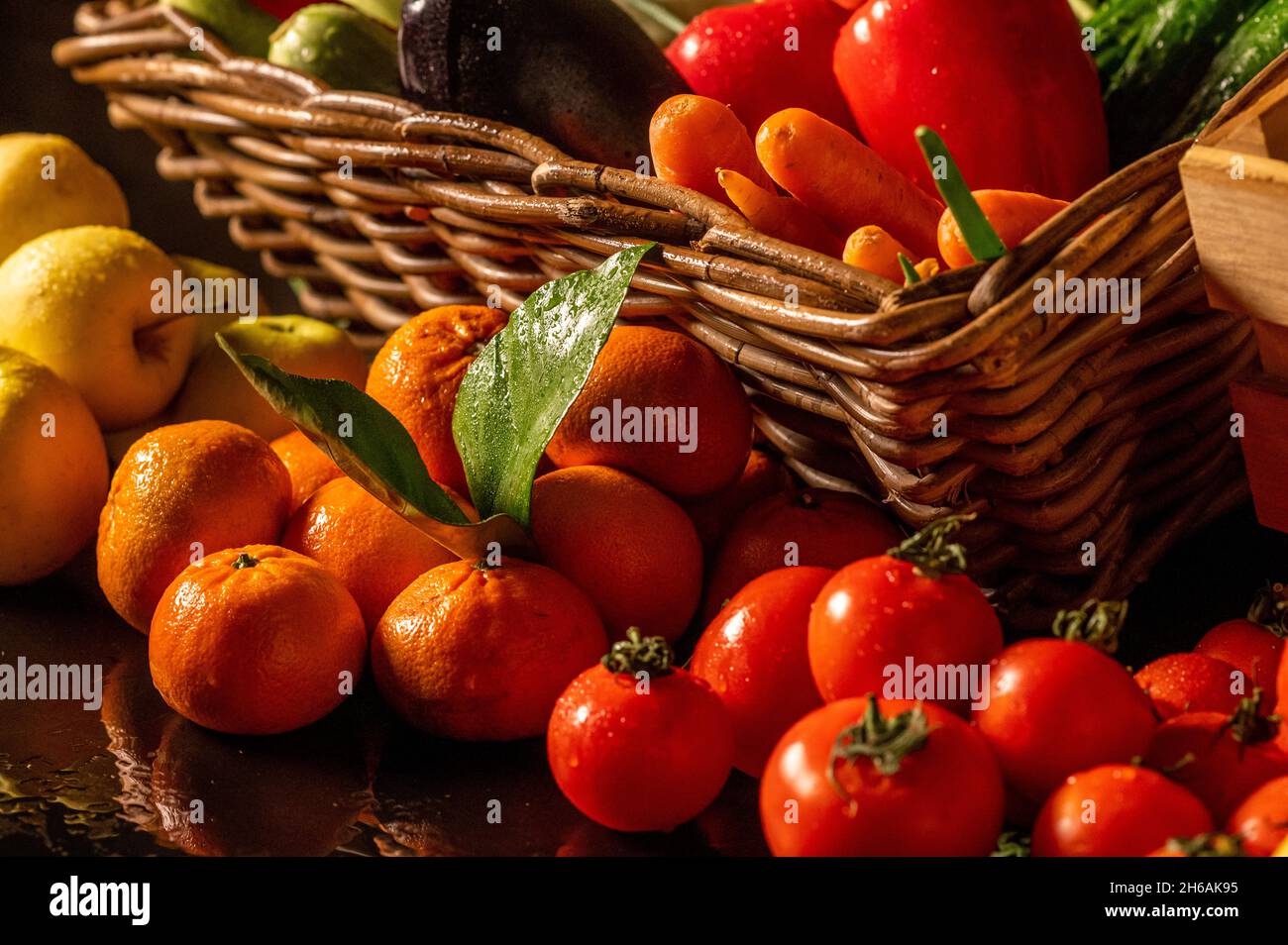 Obstmarkt mit verschiedenen bunten frischen Obst und Gemüse Stockfoto