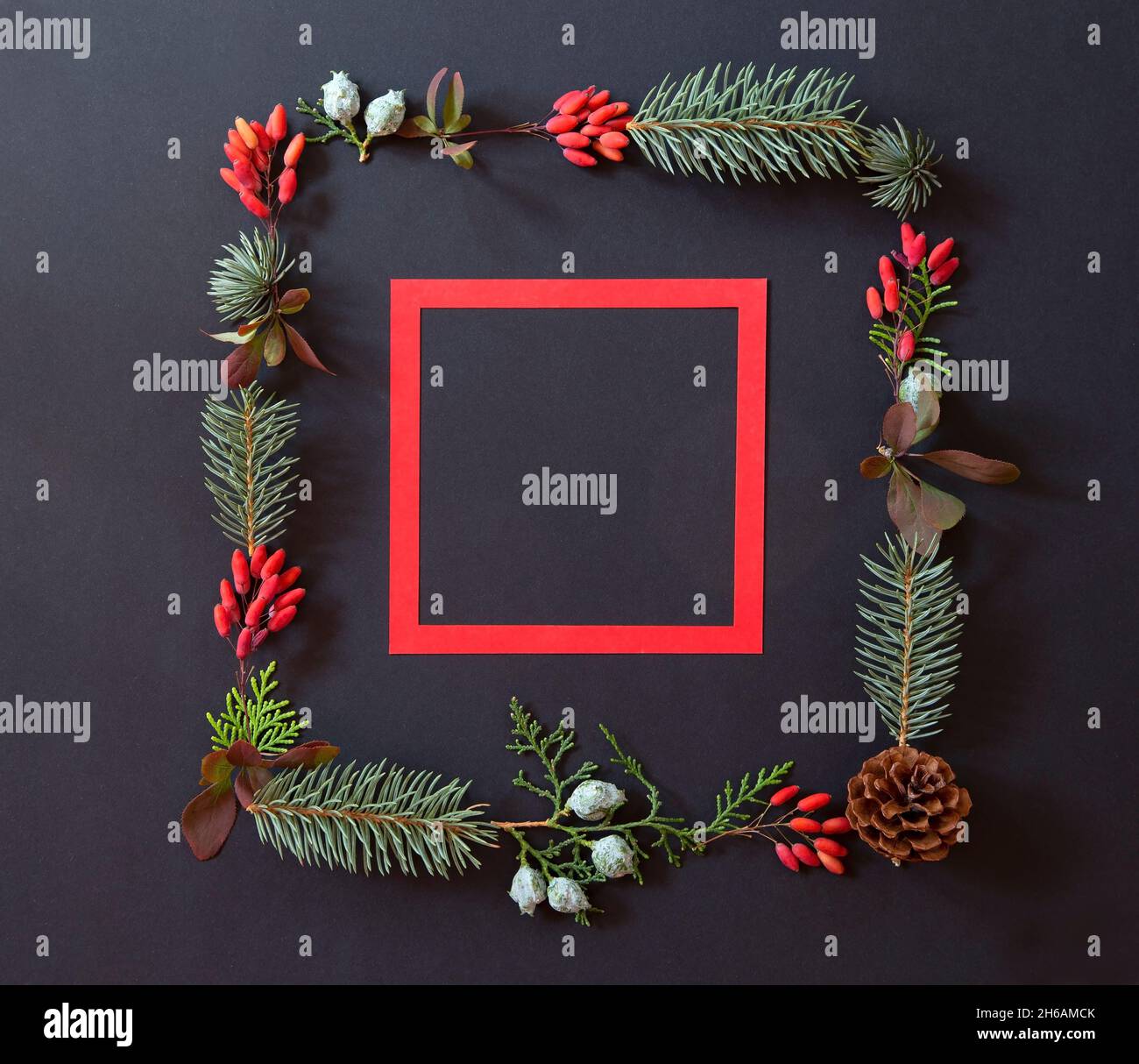 Urlaubsarrangement mit rotem Papierrahmen Stockfoto