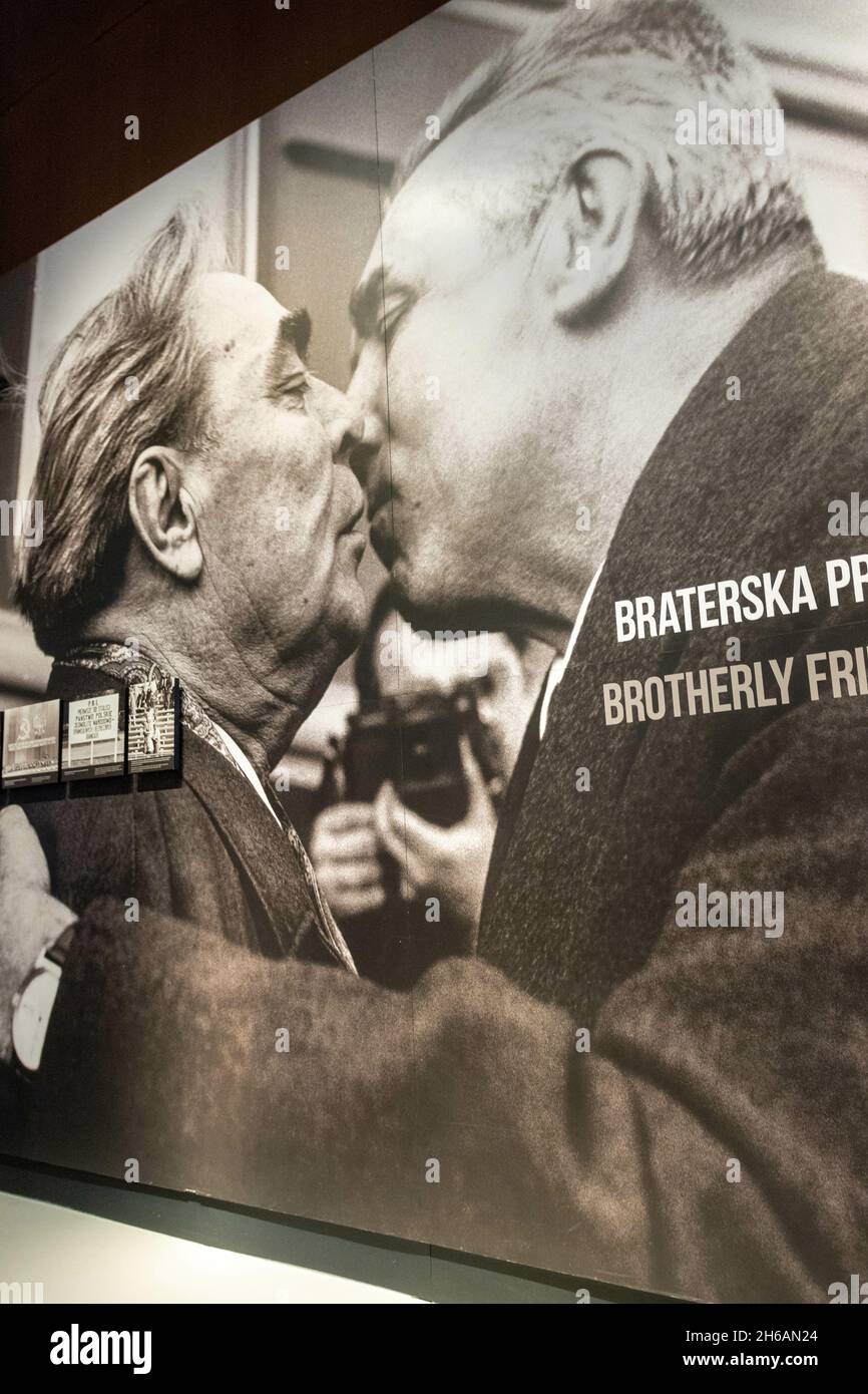DANZIG, POLEN - 08. Oktober 2021: Die berühmtesten Küsse der Geschichte zwischen Edward Gierek und dem sowjetischen Führer Leonid Breschnew Stockfoto