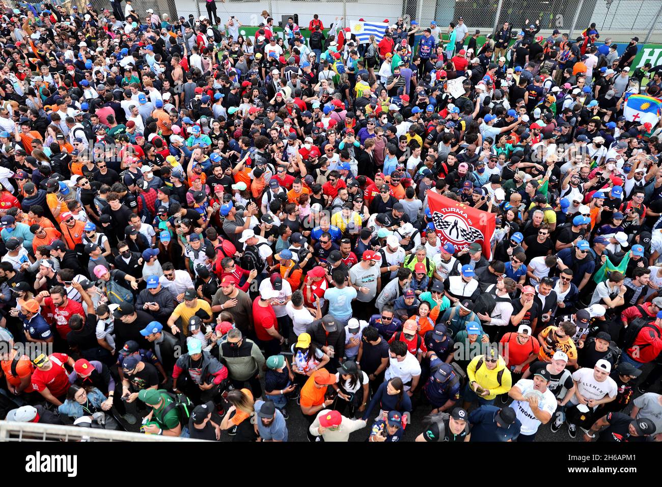 Circuit Atmosphäre - Fans auf der Strecke auf dem Podium. 14.11.2021. Formel-1-Weltmeisterschaft, Rd 19, Großer Preis Von Brasilien, Sao Paulo, Brasilien, Wettkampftag. Bildnachweis sollte lauten: XPB/Press Association Images. Stockfoto