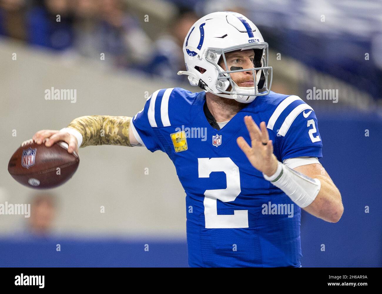 Indianapolis, Indiana, USA. November 2021. Indianapolis Colts Quarterback Carson Wentz (2) spielt den Ball während des NFL-Fußballspiels zwischen den Jacksonville Jaguars und den Indianapolis Colts im Lucas Oil Stadium in Indianapolis, Indiana. John Mersits/CSM/Alamy Live News Stockfoto