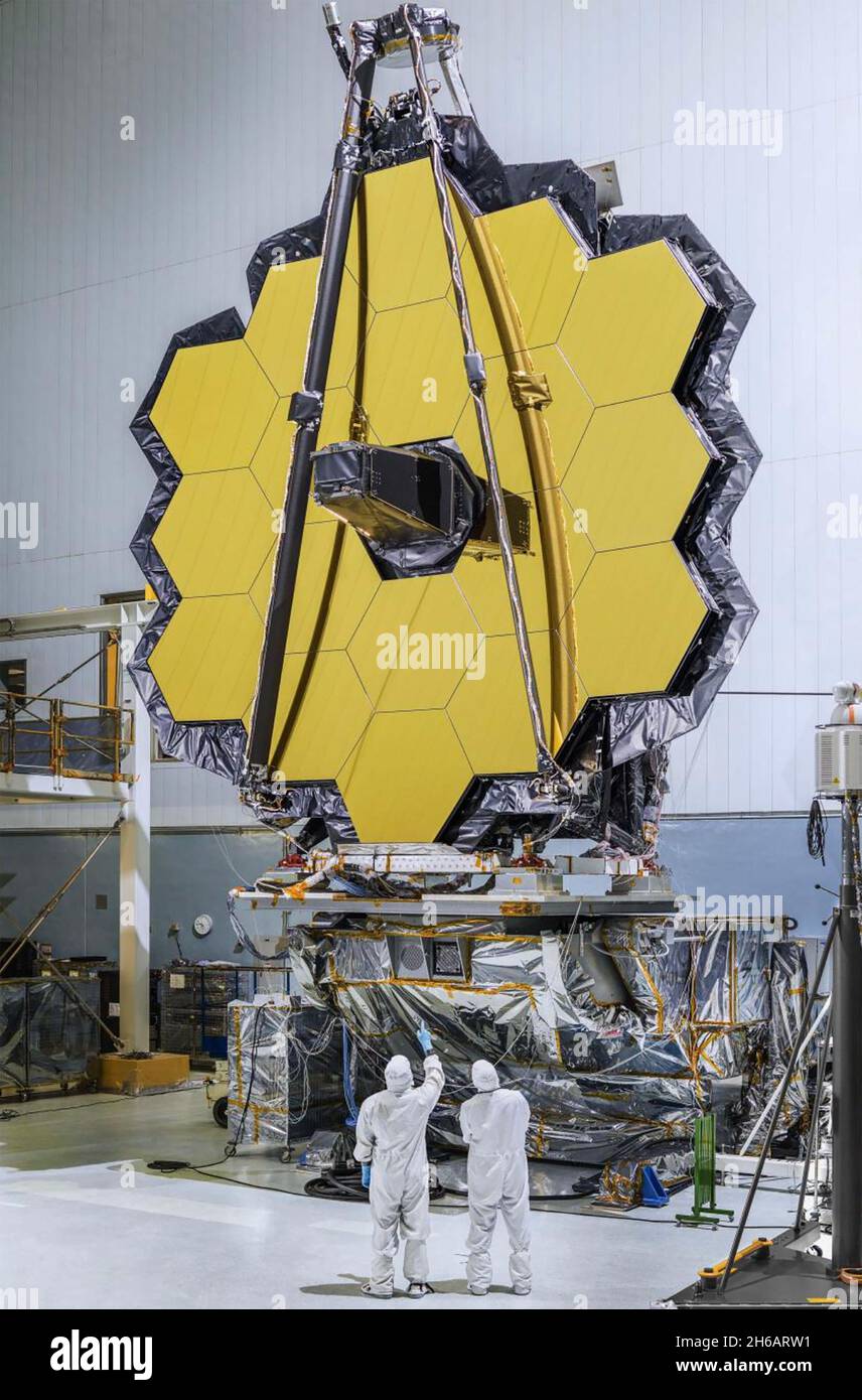 JAMES WEBB-TELESKOP der Primärspiegel ist sieben Mal größer als der von Hubble und verfügt über 18 sechseckige, vergoldete Segmente aus Beryllium, um schwaches Infrarotlicht einzufangen. Foto: NASA Stockfoto