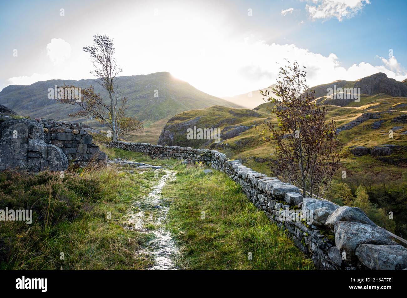 Die alte Straße, die durch Glencoe in den schottischen Highlands führt Stockfoto