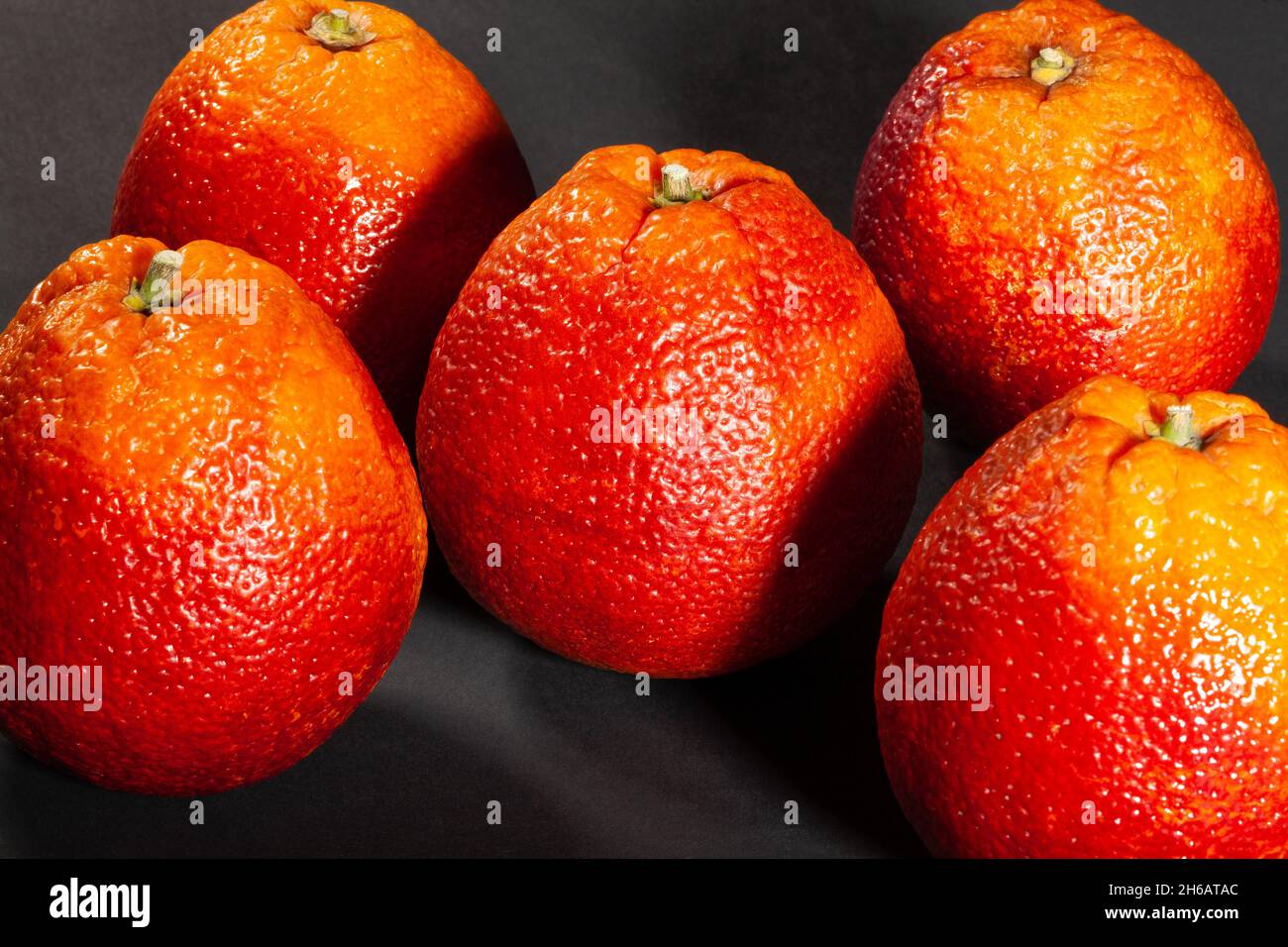 Blutorange auf schwarzem Hintergrund Stockfoto