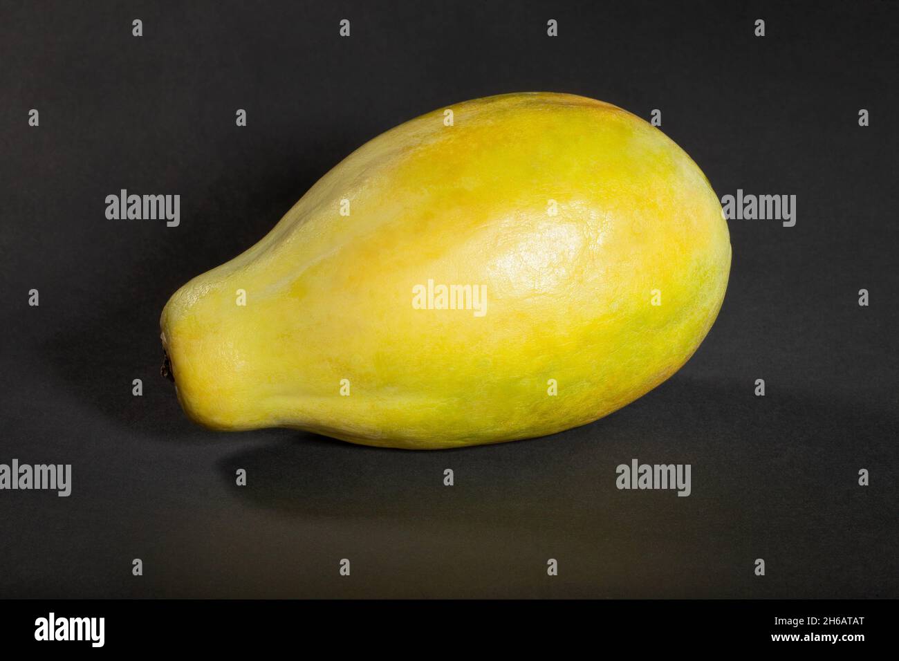 Papaya Frucht auf schwarzem Hintergrund Stockfoto