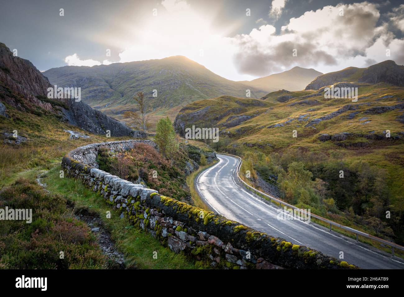 Sonnenaufgang auf der A82 Straße, die durch Glencoe in den schottischen Highlands führt Stockfoto