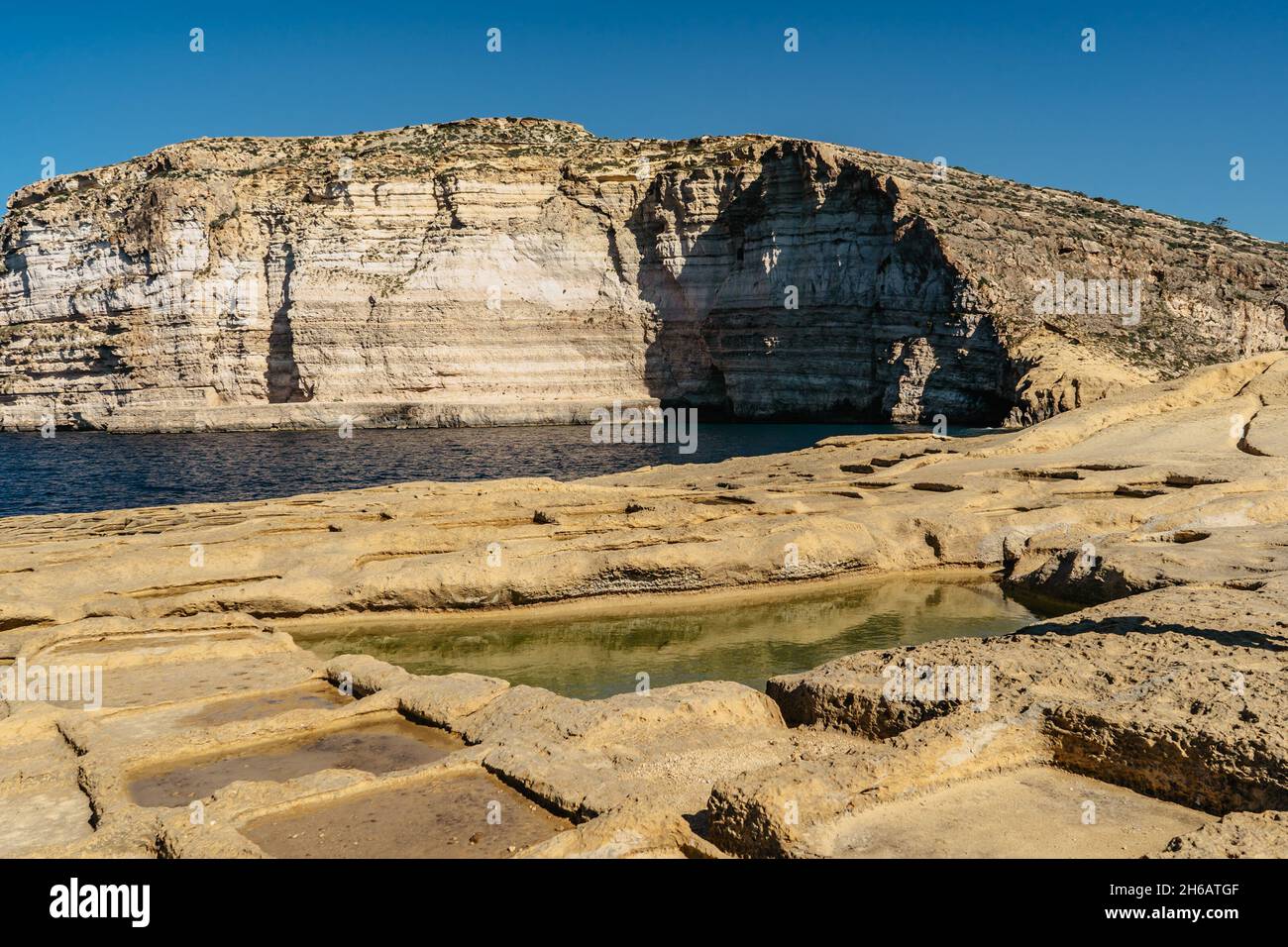 Xwejni Salzpfannen und Xlendi-Klippen auf der Insel Gozo, Malta.erstaunliche natürliche Kreationen stammen aus Kalkstein.traditionelle Meersalzproduktion.Mediterran Stockfoto