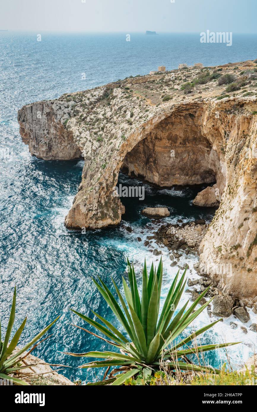 Luftaufnahme der herrlichen Blauen Grotte, Komplex von sieben Höhlen entlang der Südküste von Malta gefunden. Beliebte Tauch- und Schnorchelplatz. Klaren hellen Tag Stockfoto
