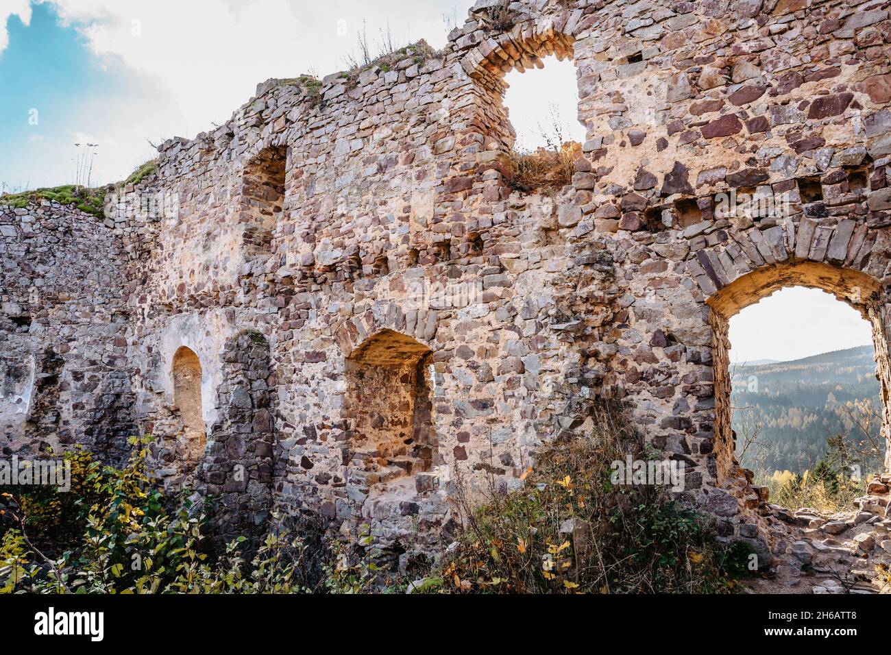 Ruinen der Burg Valdek in Mittelböhmen, Brdy, Tschechische Republik.Es wurde im 13. Jahrhundert von aristokratischen Familie gebaut.Jetzt gibt es militärische Trainingsgebiet Stockfoto
