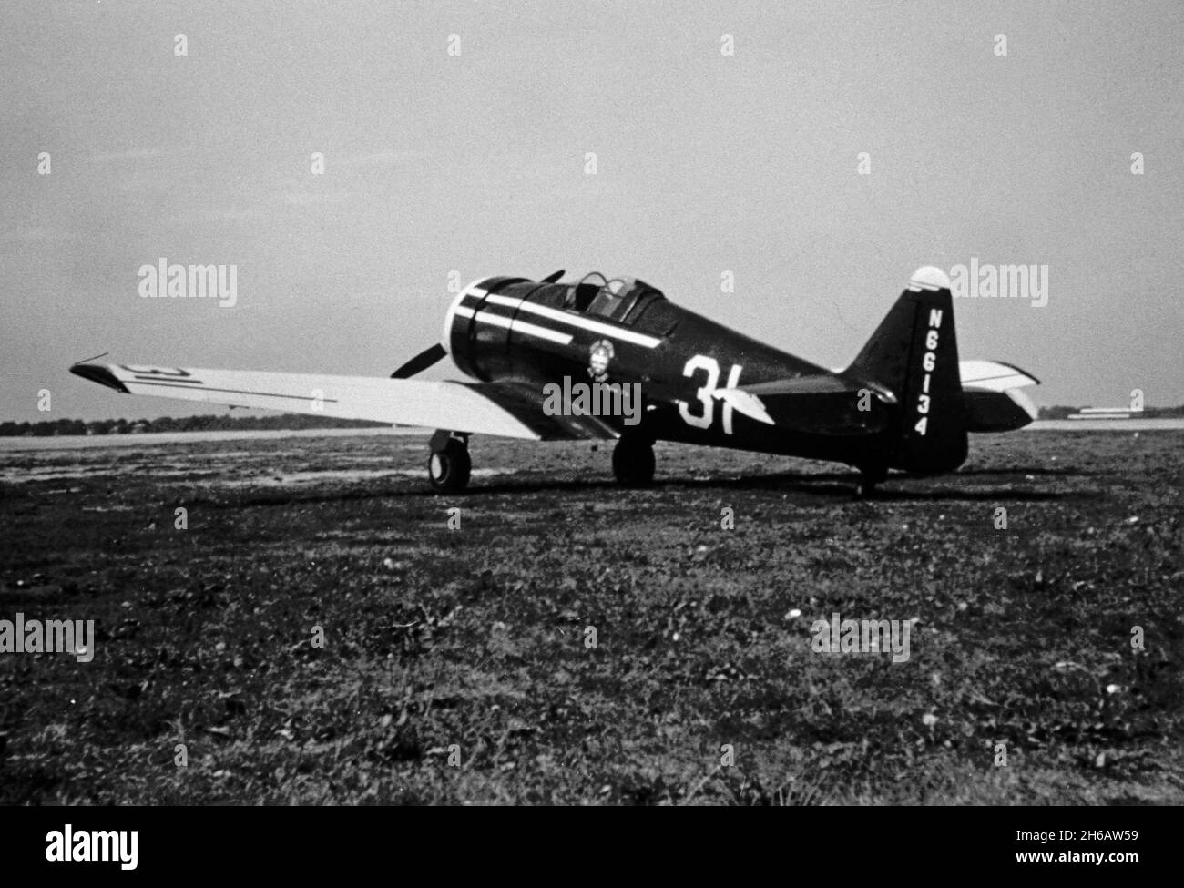 Vintage-Foto, aufgenommen im September 1948 in Cleveland, Ohio, USA. Das Foto zeigt ein Flugzeug auf einer Airshow oder einem Air Race. Ein nordamerikanischer AT-6, Seriennummer N66134. Stockfoto