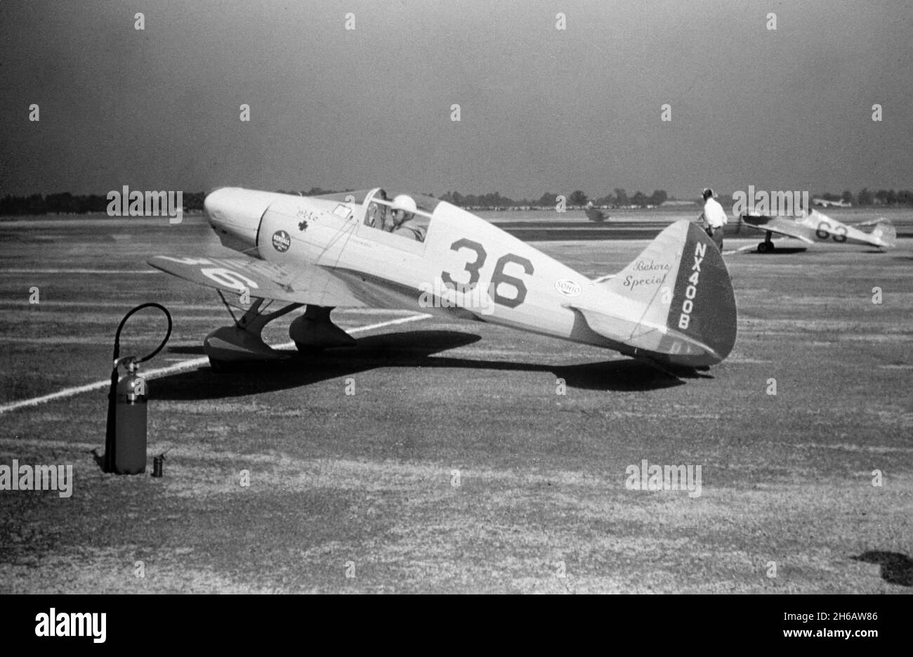Vintage-Foto, aufgenommen im September 1948 in Cleveland, Ohio, USA. Das Foto zeigt ein Flugzeug auf einer Airshow oder einem Air Race. Ein Howard Pete NR-2Y Baker Special Midget Racer, Seriennummer NX400B. Erbaut 1930. Stockfoto